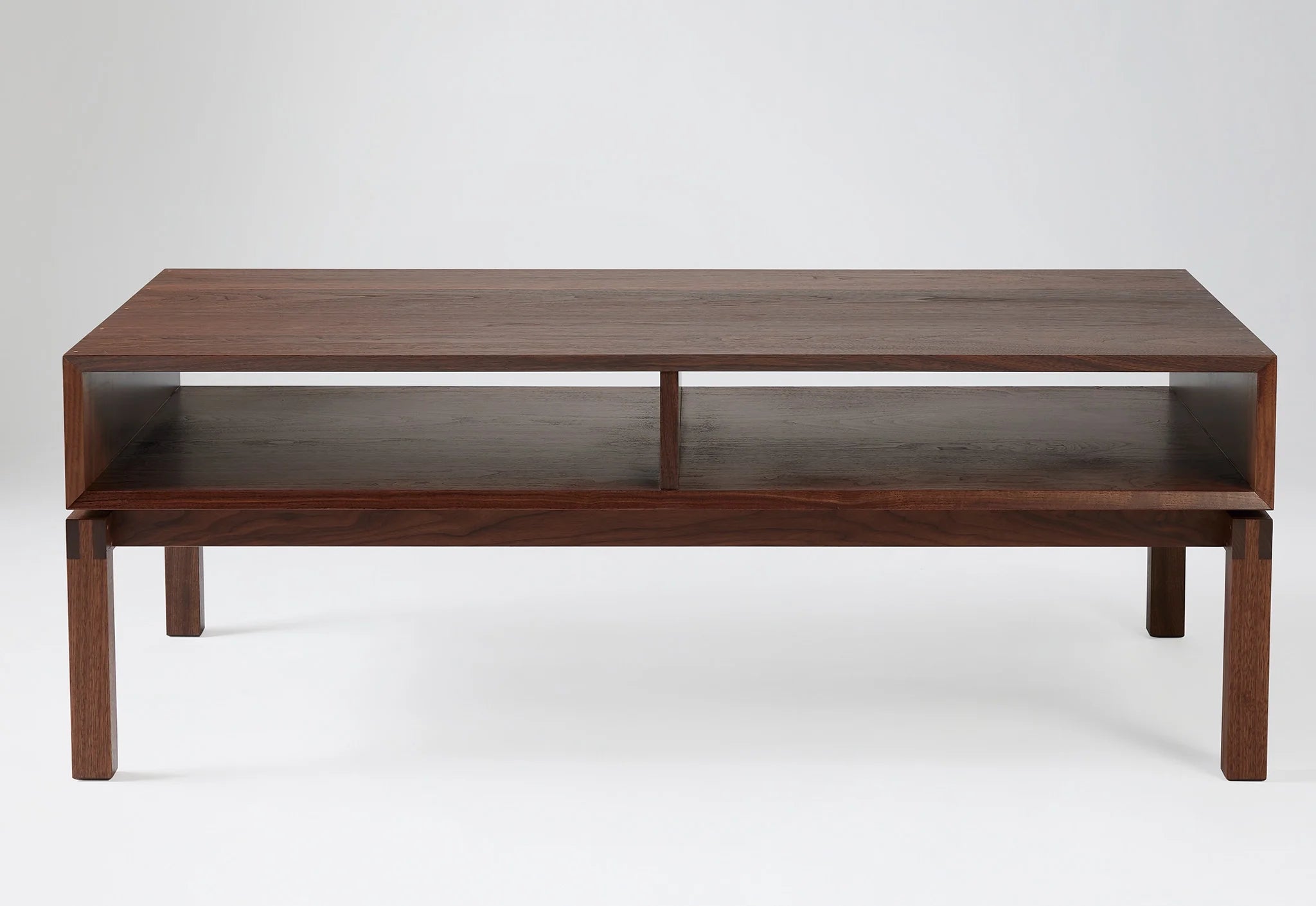 Table basse – living est conçue pour tirer le meilleur parti des lignes minimalistes tout en offrant un confort maximal.