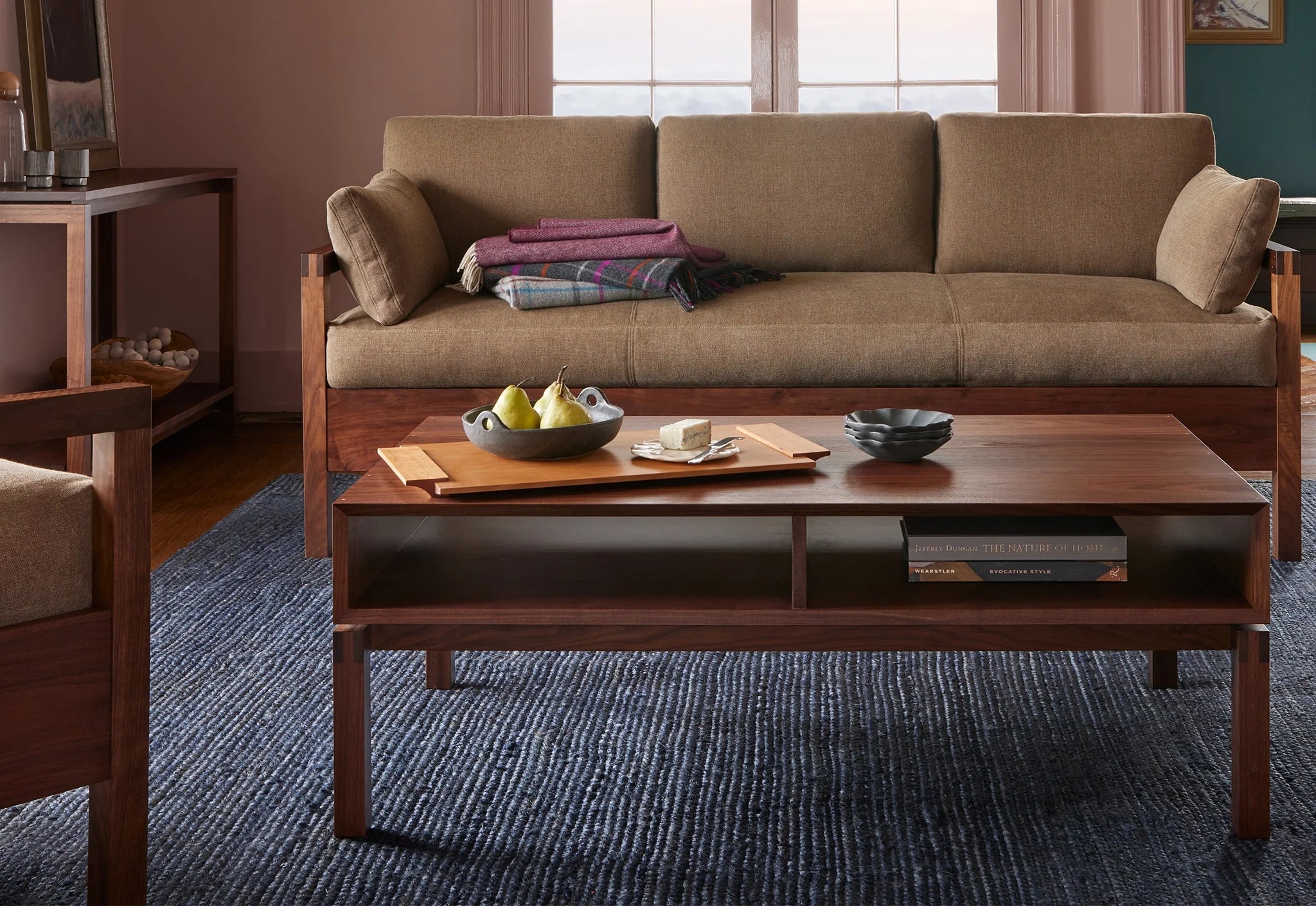 Table basse – living est conçue pour tirer le meilleur parti des lignes minimalistes tout en offrant un confort maximal.