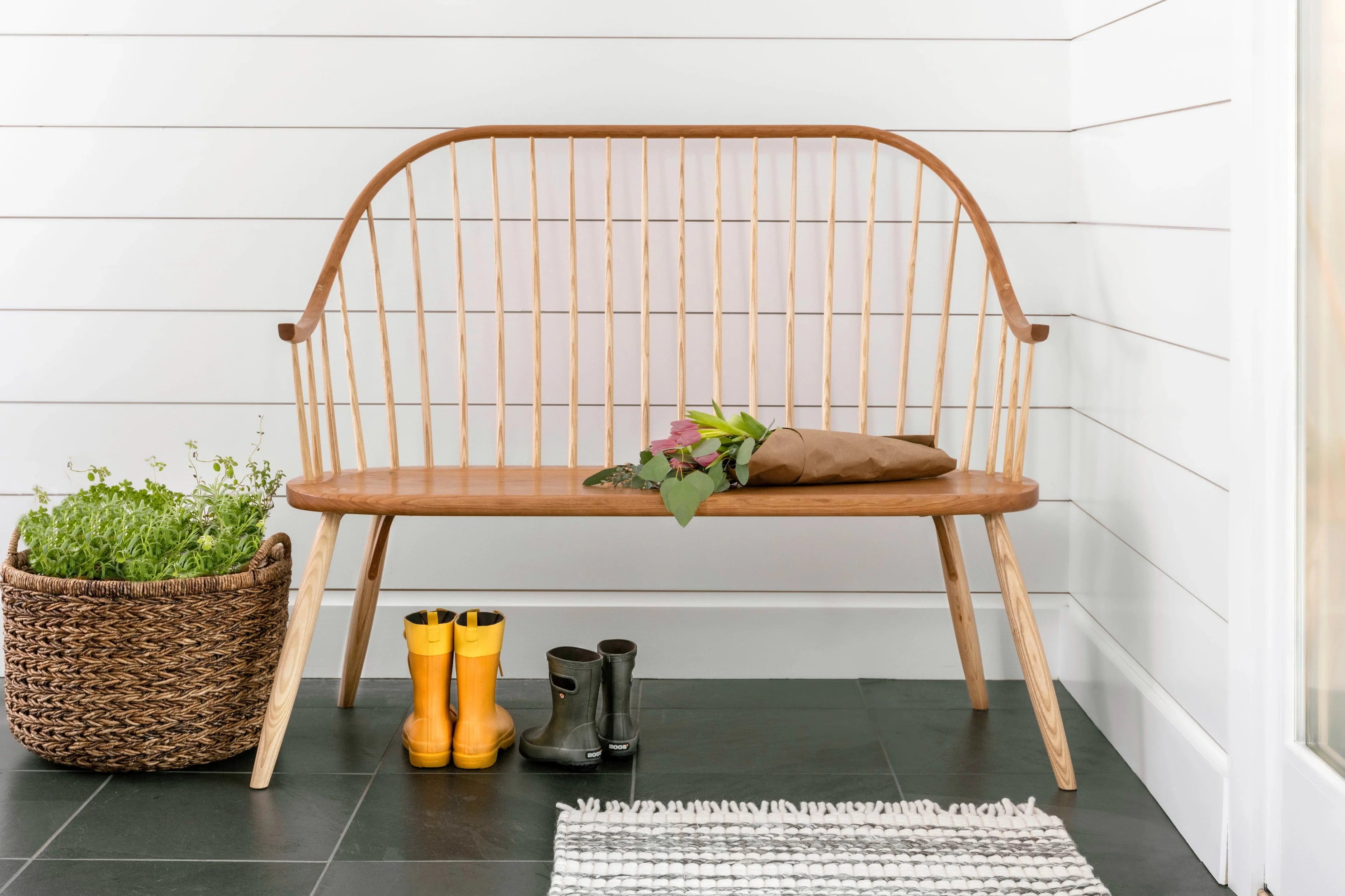 Banc avec accoudoirs – Conçu pour offrir le confort de la chaise dans une configuration pour deux personnes, le banc avec accoudoirs présente le même