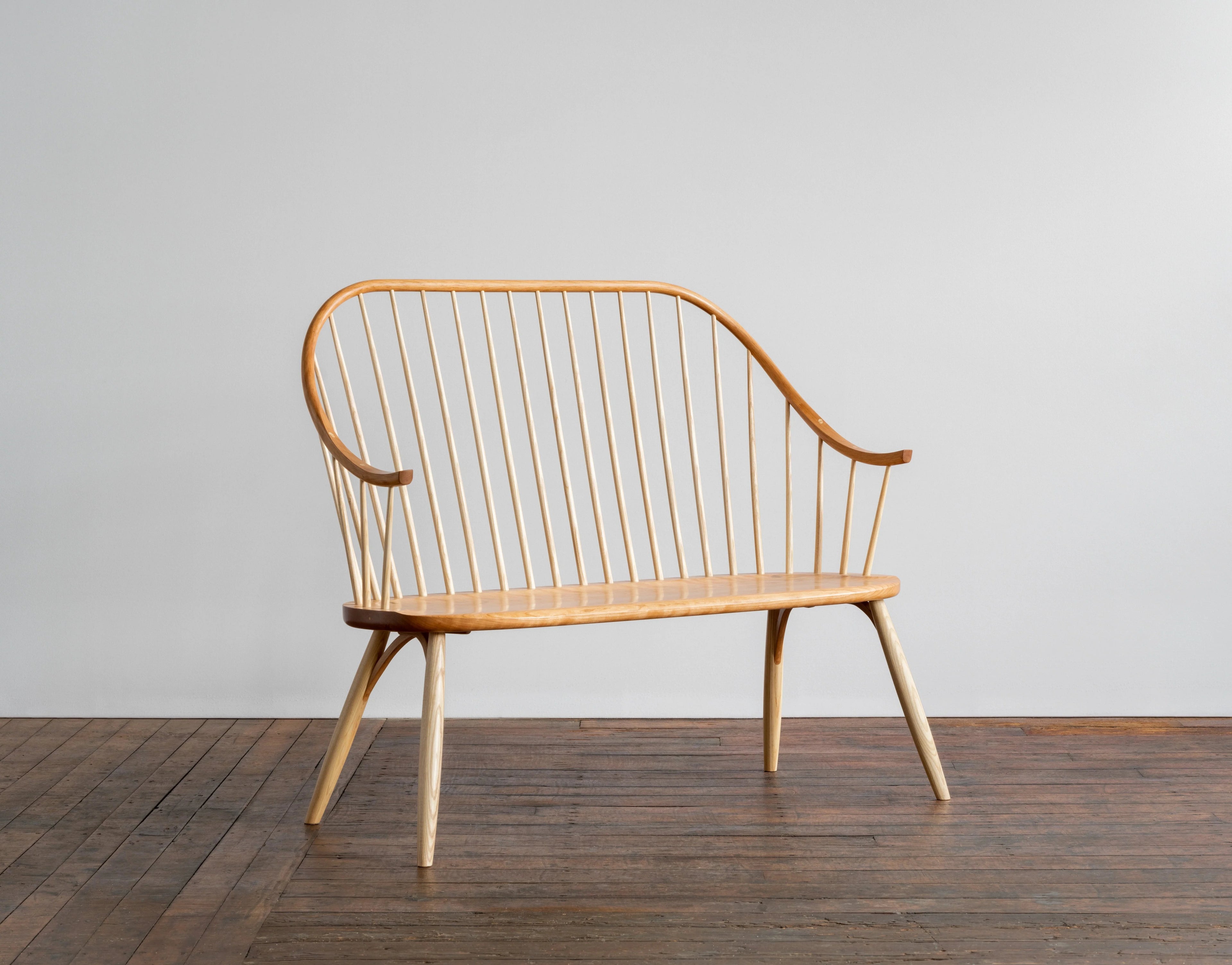 Banc avec accoudoirs – Conçu pour offrir le confort de la chaise dans une configuration pour deux personnes, le banc avec accoudoirs présente le même