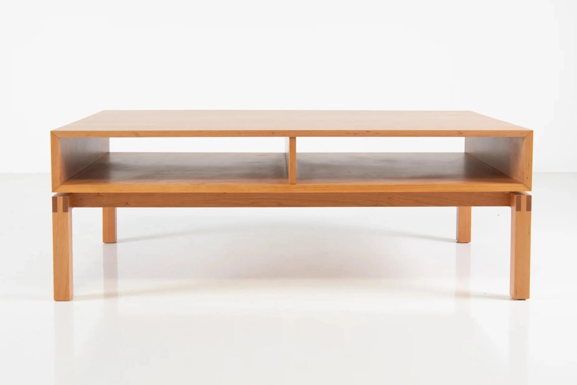 Table basse – living est conçue pour tirer le meilleur parti des lignes minimalistes tout en offrant un confort maximal.