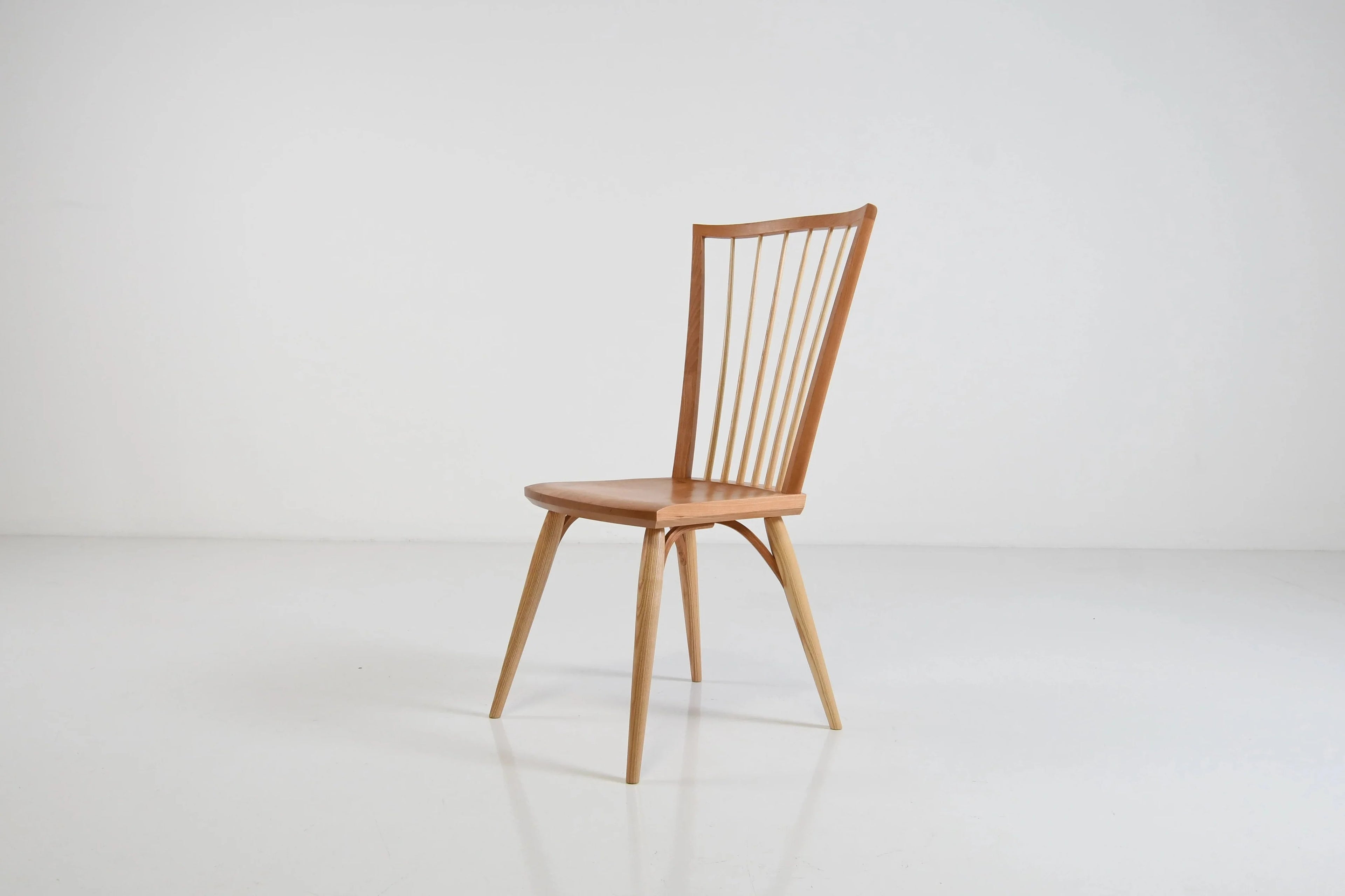 Chaise  - Dérivée avec audace de l'emblématique chaise Windsor anglaise, notre chaise trouve le parfait