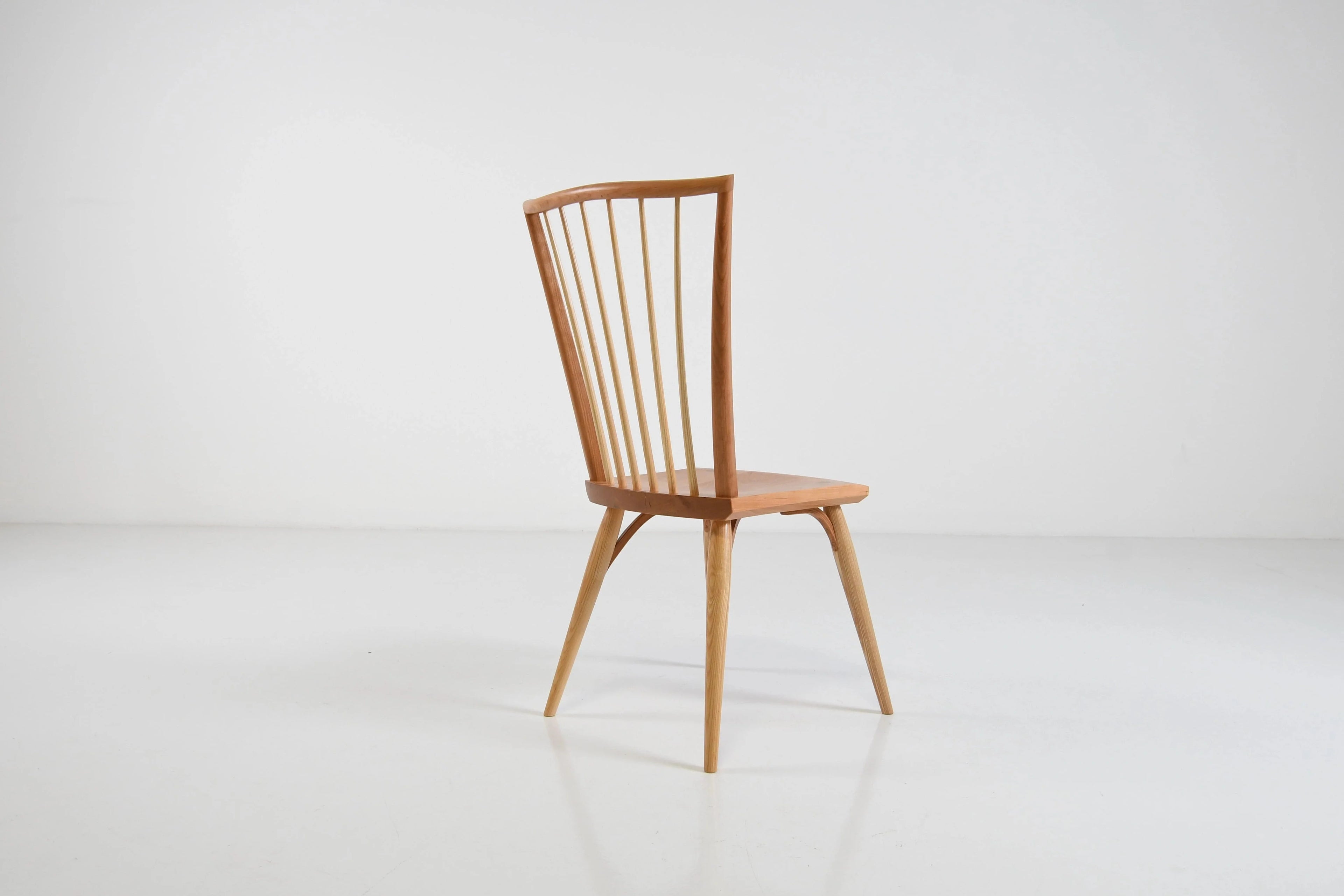 Chaise  - Dérivée avec audace de l'emblématique chaise Windsor anglaise, notre chaise trouve le parfait