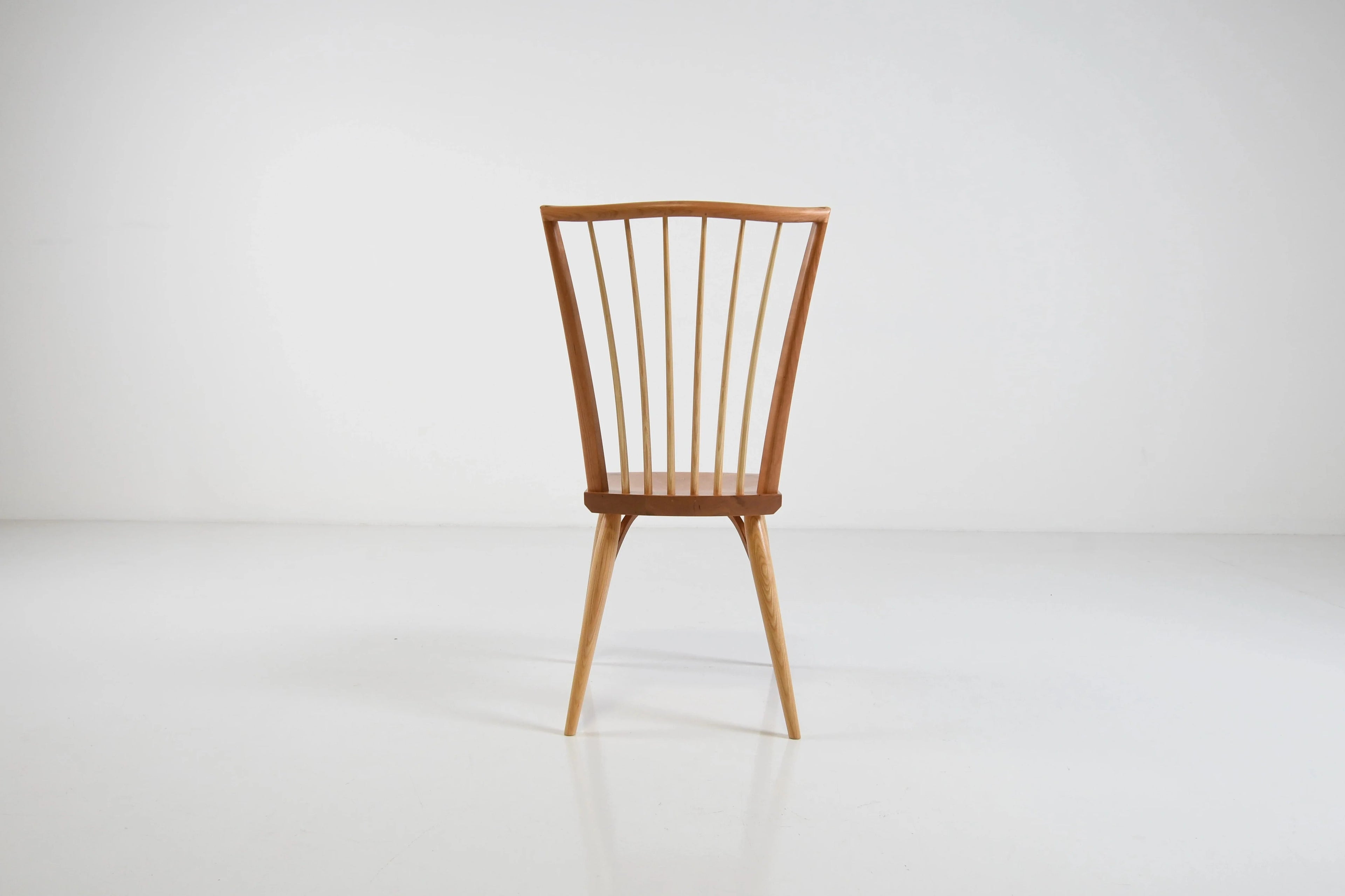 Chaise  - Dérivée avec audace de l'emblématique chaise Windsor anglaise, notre chaise trouve le parfait