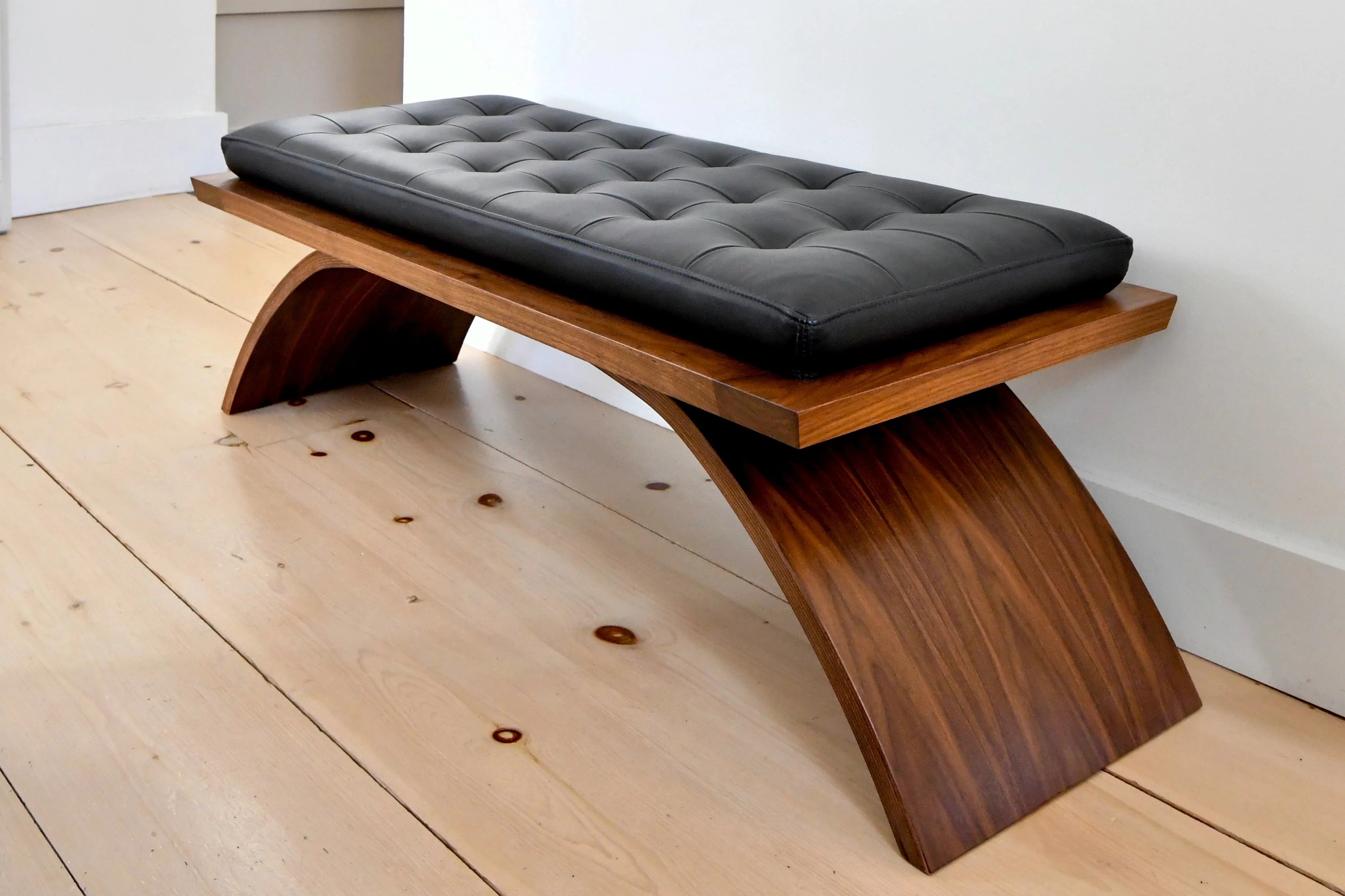 Banc de musée - Comme son travail, le banc fait plus avec moins, construit à partir de deux éléments simples et sophistiqués, et