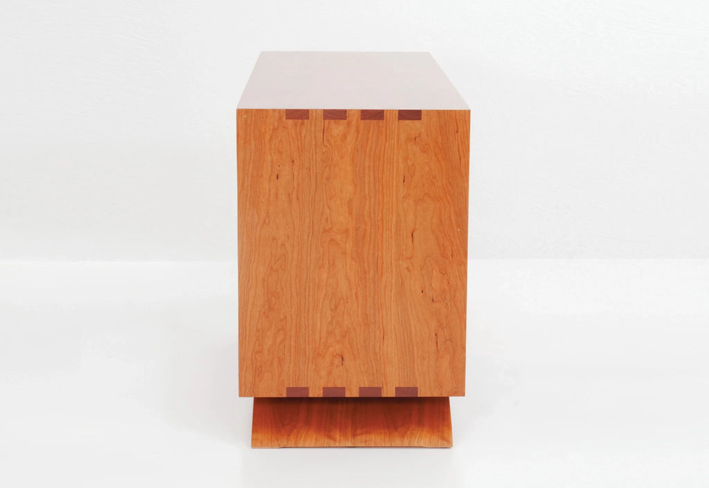 Dessertes – La desserte possède deux surfaces exposées pour les lampes, les photos et les objets de lecture, ainsi qu’un espace de rangement fermé.