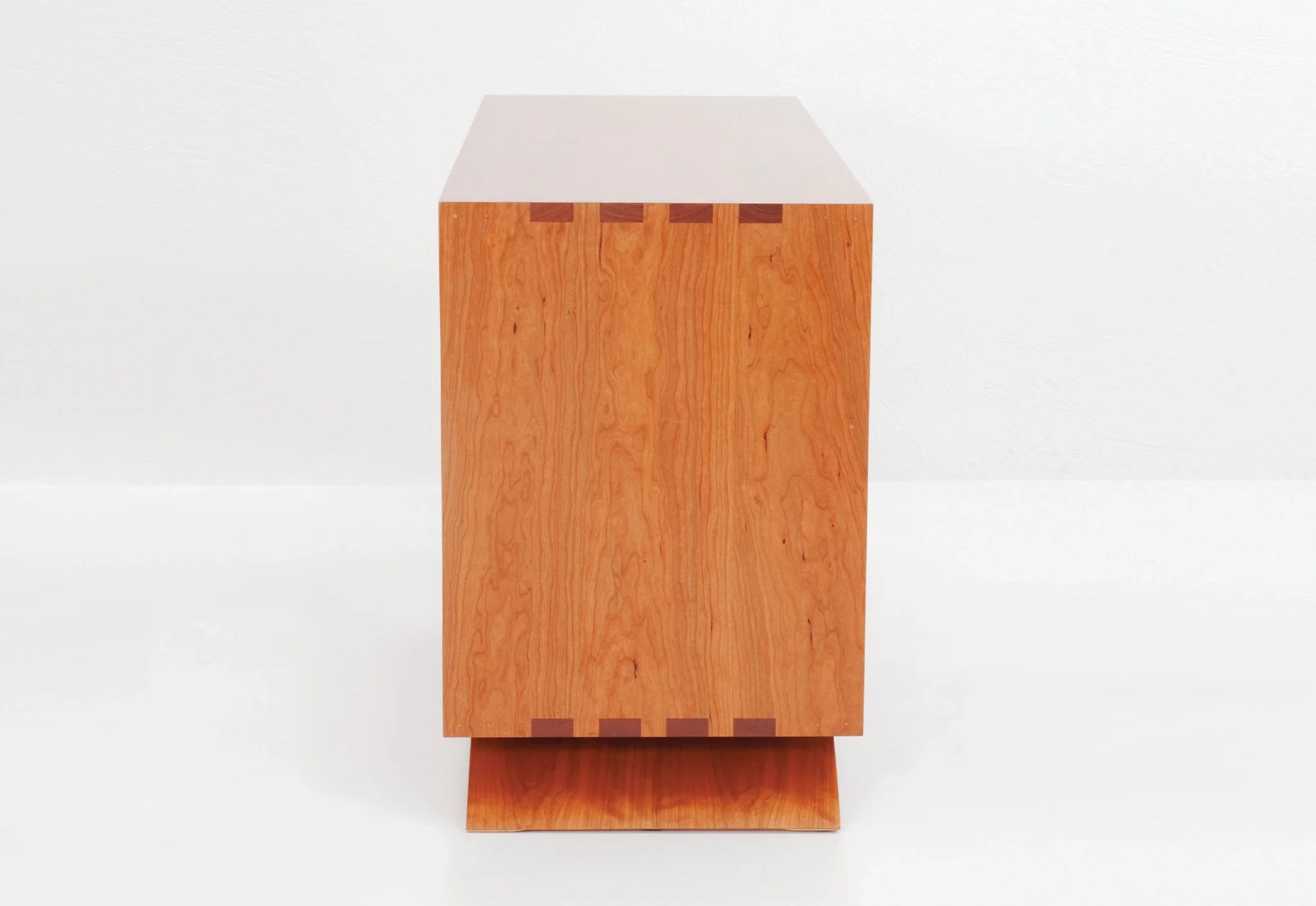 Dessertes – La desserte possède deux surfaces exposées pour les lampes, les photos et les objets de lecture, ainsi qu’un espace de rangement fermé.