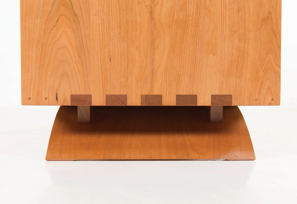 Commode - Six Tiroirs - La commode présente la beauté de l'assemblage à queue d'aronde, reconnu pour sa solidité, sa précision et sa