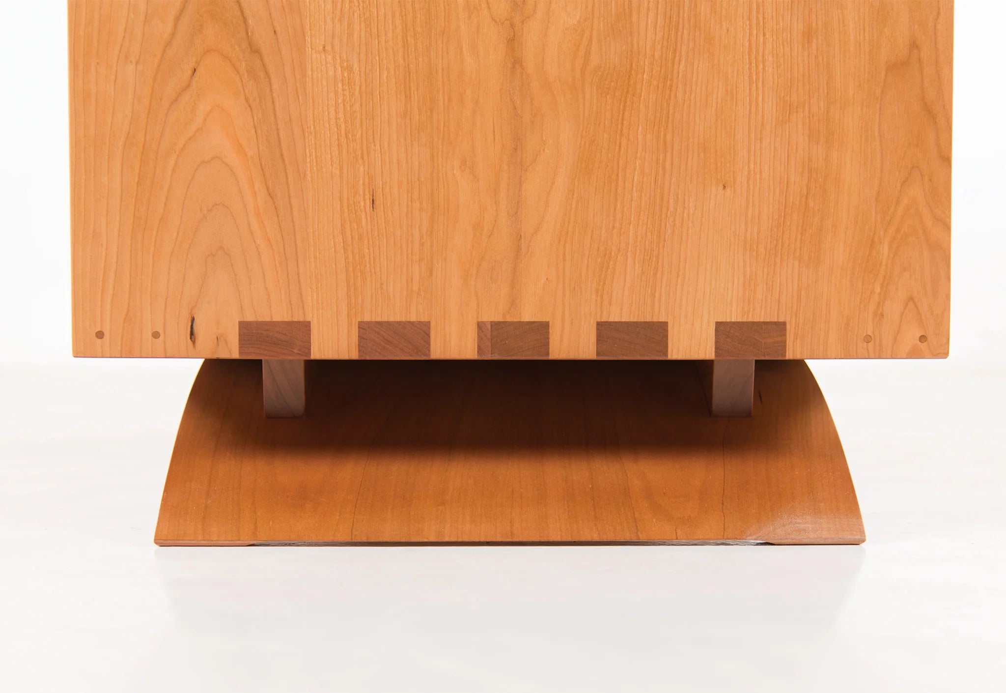 Commode - Six Tiroirs - La commode présente la beauté de l'assemblage à queue d'aronde, reconnu pour sa solidité, sa précision et sa