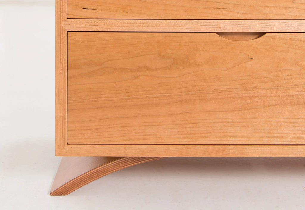Commode - Six Tiroirs - La commode présente la beauté de l'assemblage à queue d'aronde, reconnu pour sa solidité, sa précision et sa