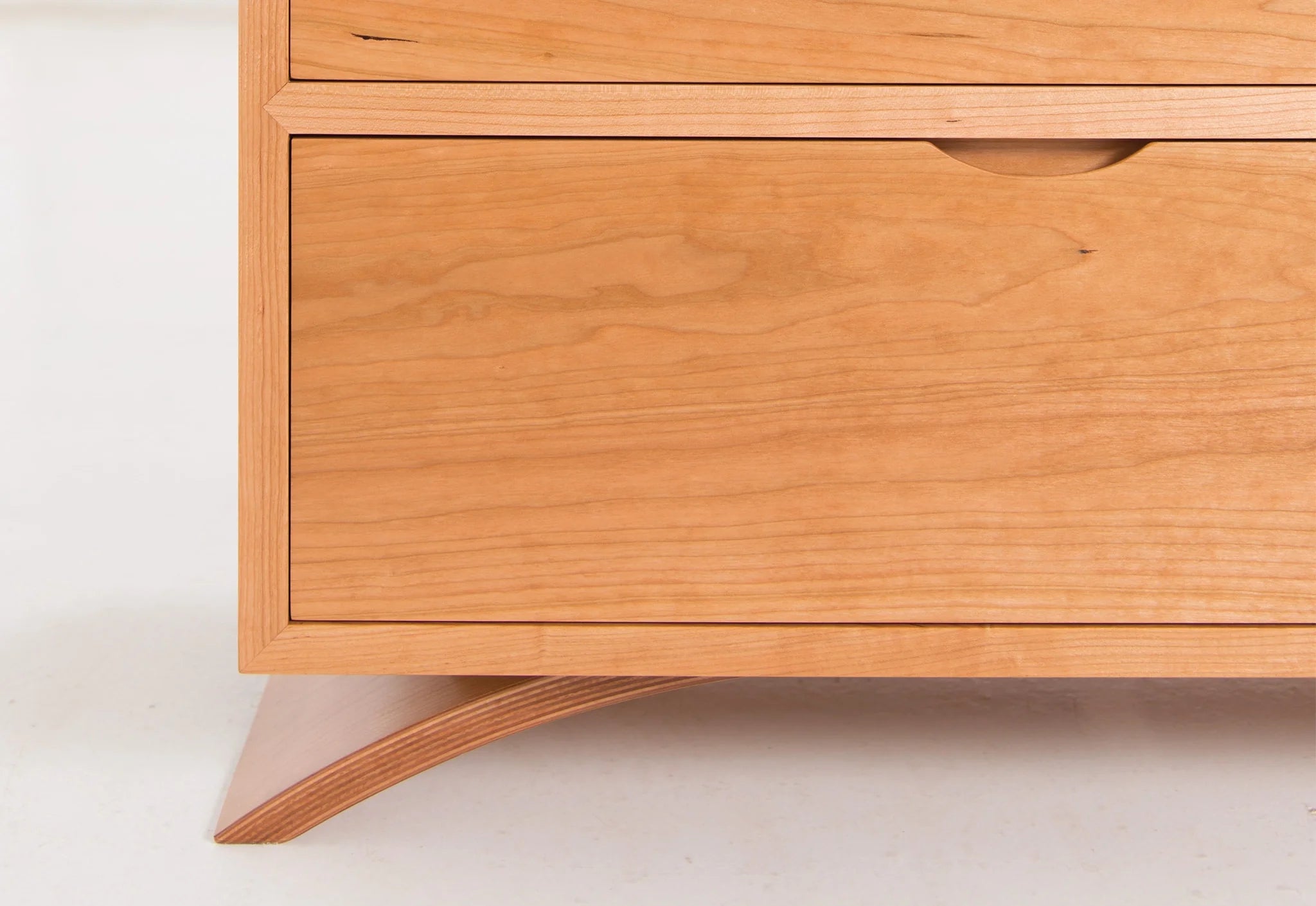 Commode - Six Tiroirs - La commode présente la beauté de l'assemblage à queue d'aronde, reconnu pour sa solidité, sa précision et sa