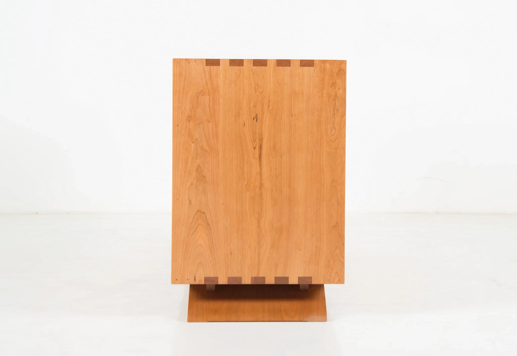 Commode - Six Tiroirs - La commode présente la beauté de l'assemblage à queue d'aronde, reconnu pour sa solidité, sa précision et sa