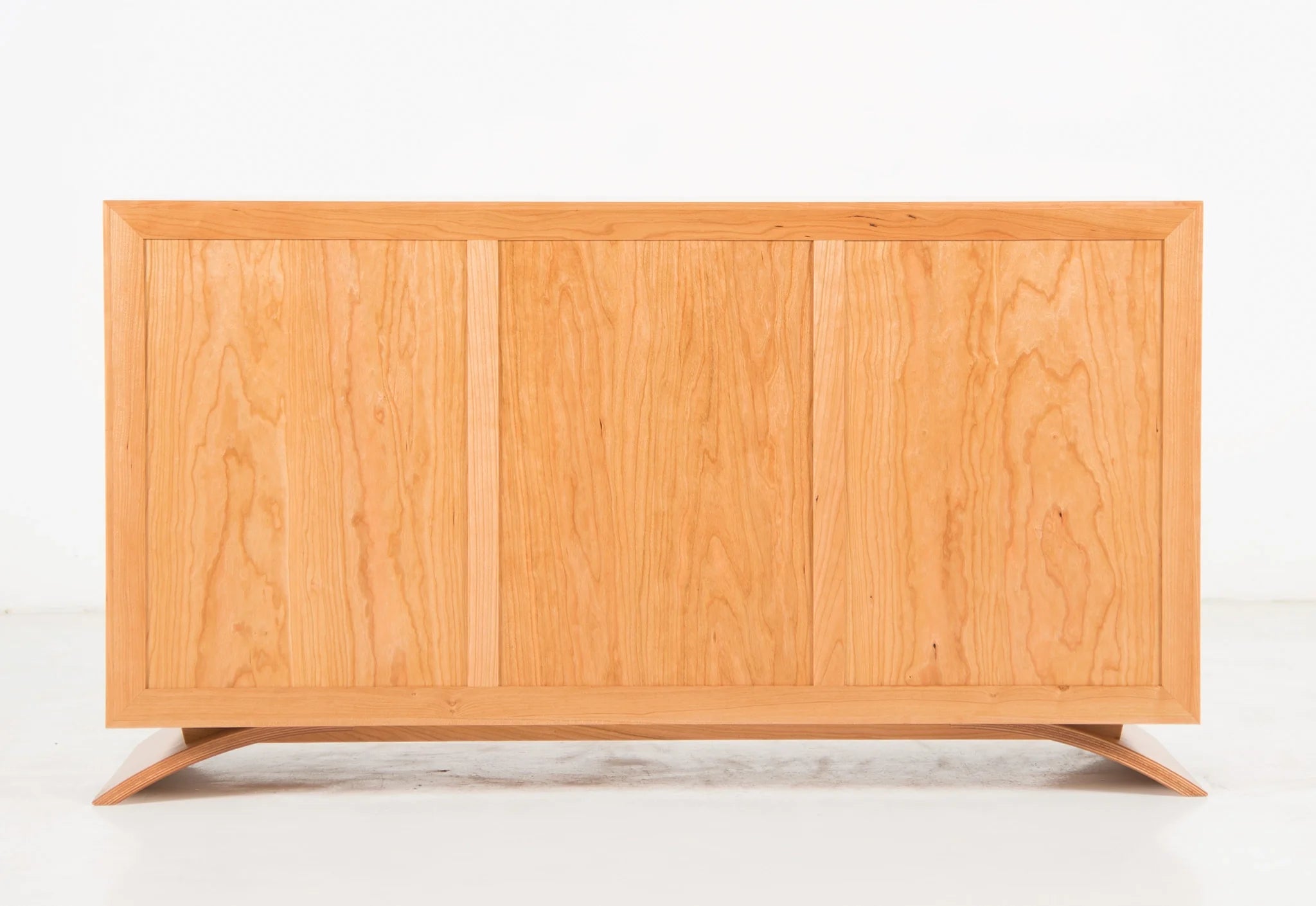 Commode - Six Tiroirs - La commode présente la beauté de l'assemblage à queue d'aronde, reconnu pour sa solidité, sa précision et sa