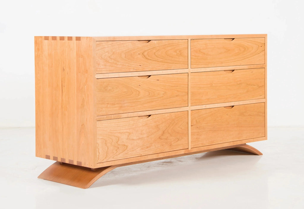 Commode - Six Tiroirs - La commode présente la beauté de l'assemblage à queue d'aronde, reconnu pour sa solidité, sa précision et sa