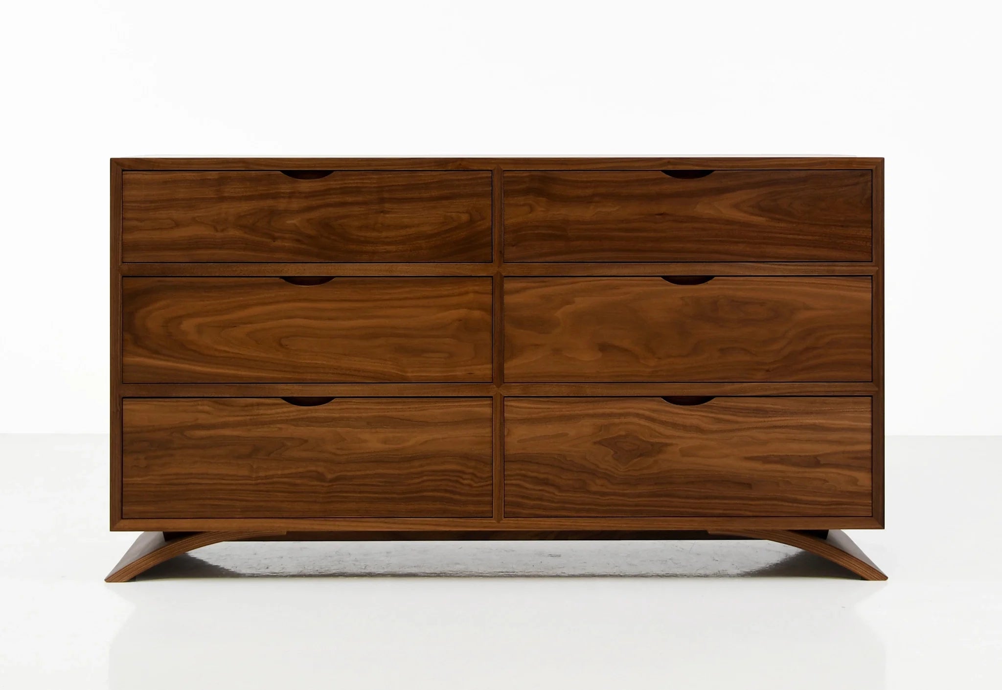 Commode - Six Tiroirs - La commode présente la beauté de l'assemblage à queue d'aronde, reconnu pour sa solidité, sa précision et sa