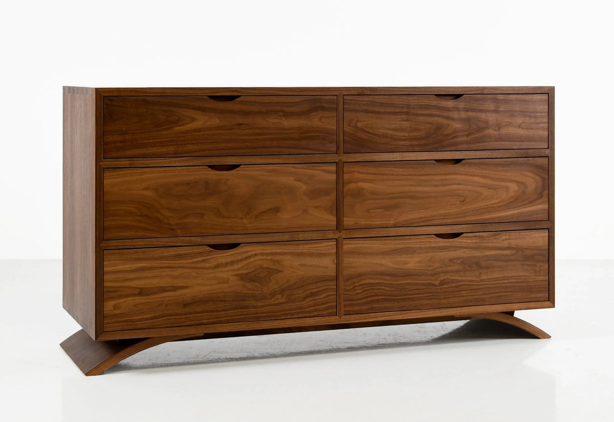 Commode - Six Tiroirs - La commode présente la beauté de l'assemblage à queue d'aronde, reconnu pour sa solidité, sa précision et sa