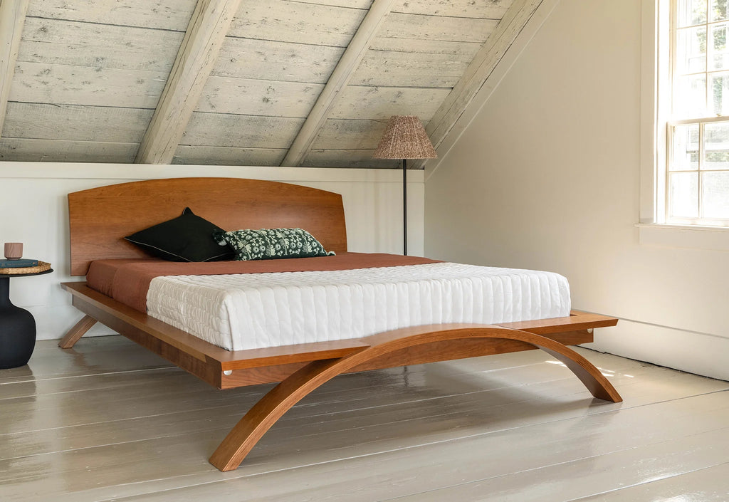 Lit - En ramenant le bon design à l'essentiel, la simplicité du lit et sa tête de lit incurvée rappellent le