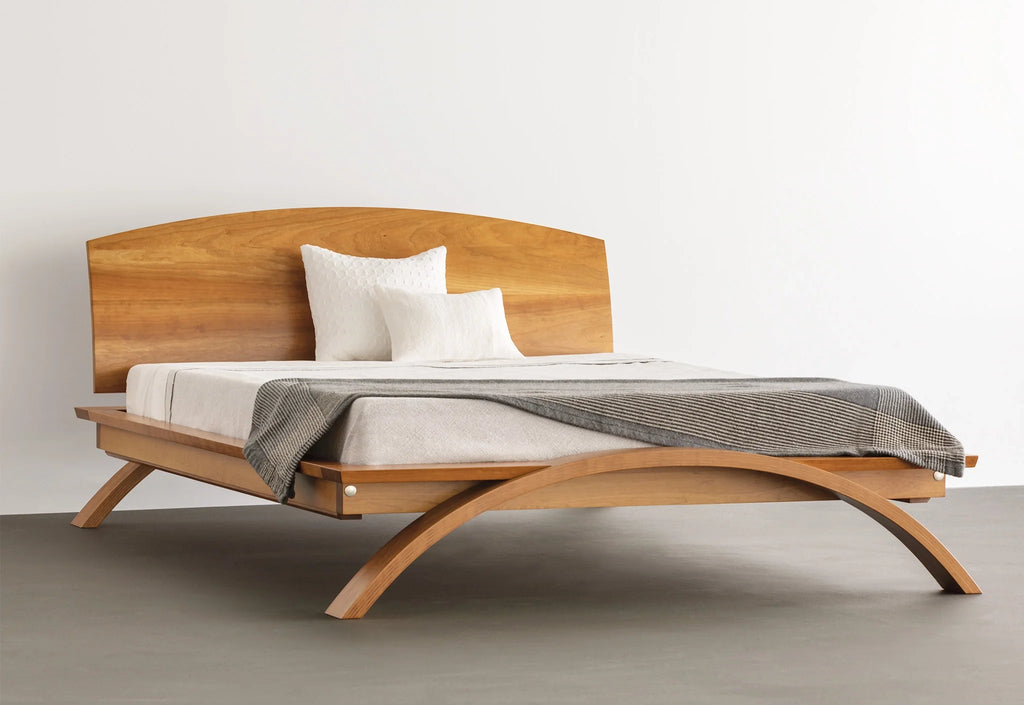 Lit - En ramenant le bon design à l'essentiel, la simplicité du lit et sa tête de lit incurvée rappellent le