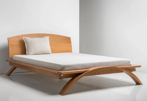 Lit - En ramenant le bon design à l'essentiel, la simplicité du lit et sa tête de lit incurvée rappellent le