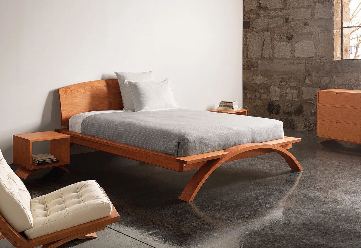 Lit - En ramenant le bon design à l'essentiel, la simplicité du lit et sa tête de lit incurvée rappellent le
