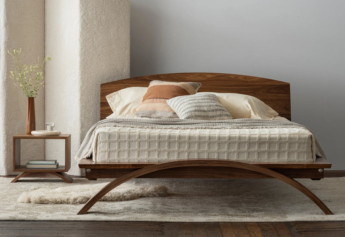 Lit - En ramenant le bon design à l'essentiel, la simplicité du lit et sa tête de lit incurvée rappellent le