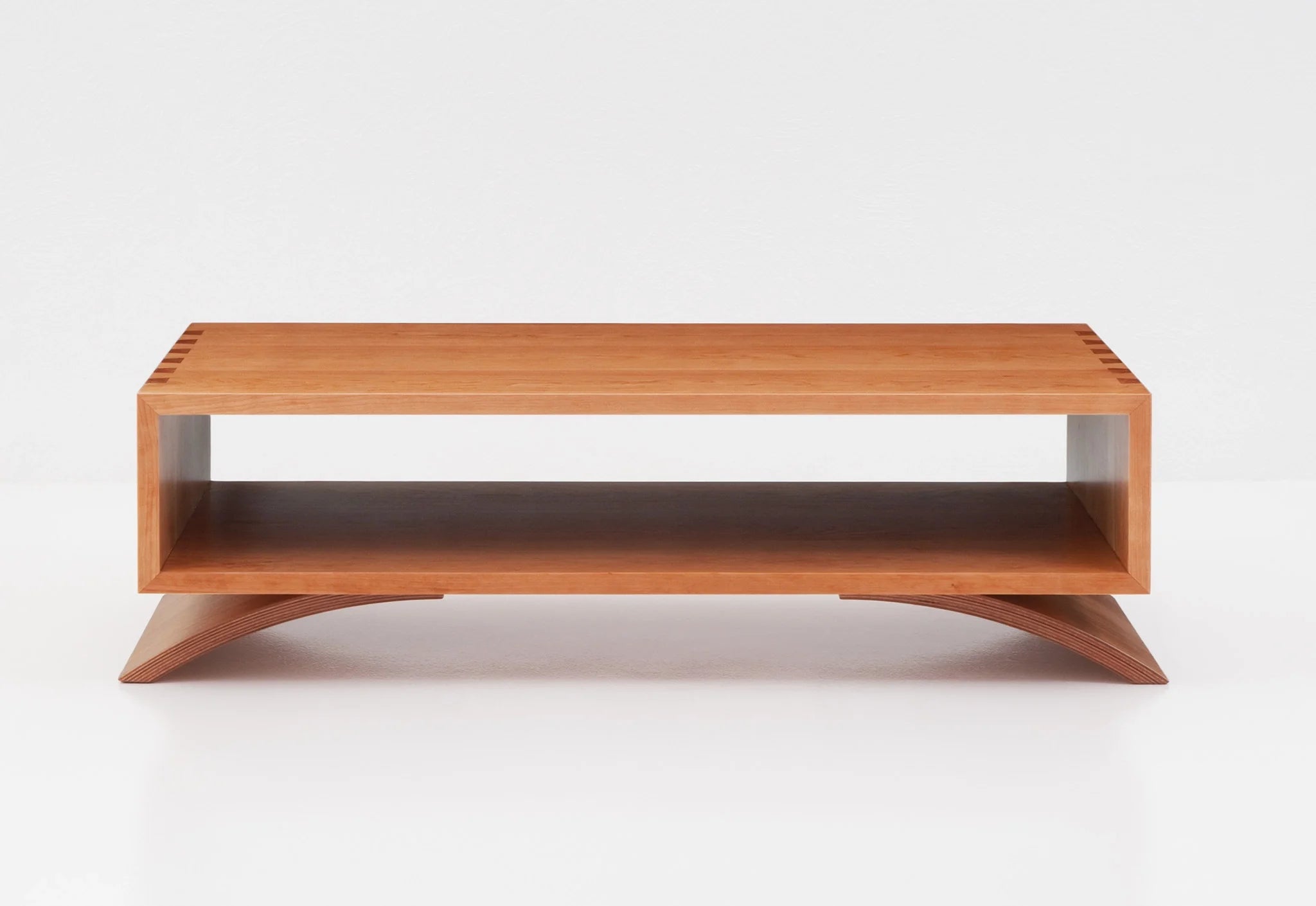 Table basse - La table basse simple à quatre côtés est un support pratique pour vos lectures ou tout autre assortiment de