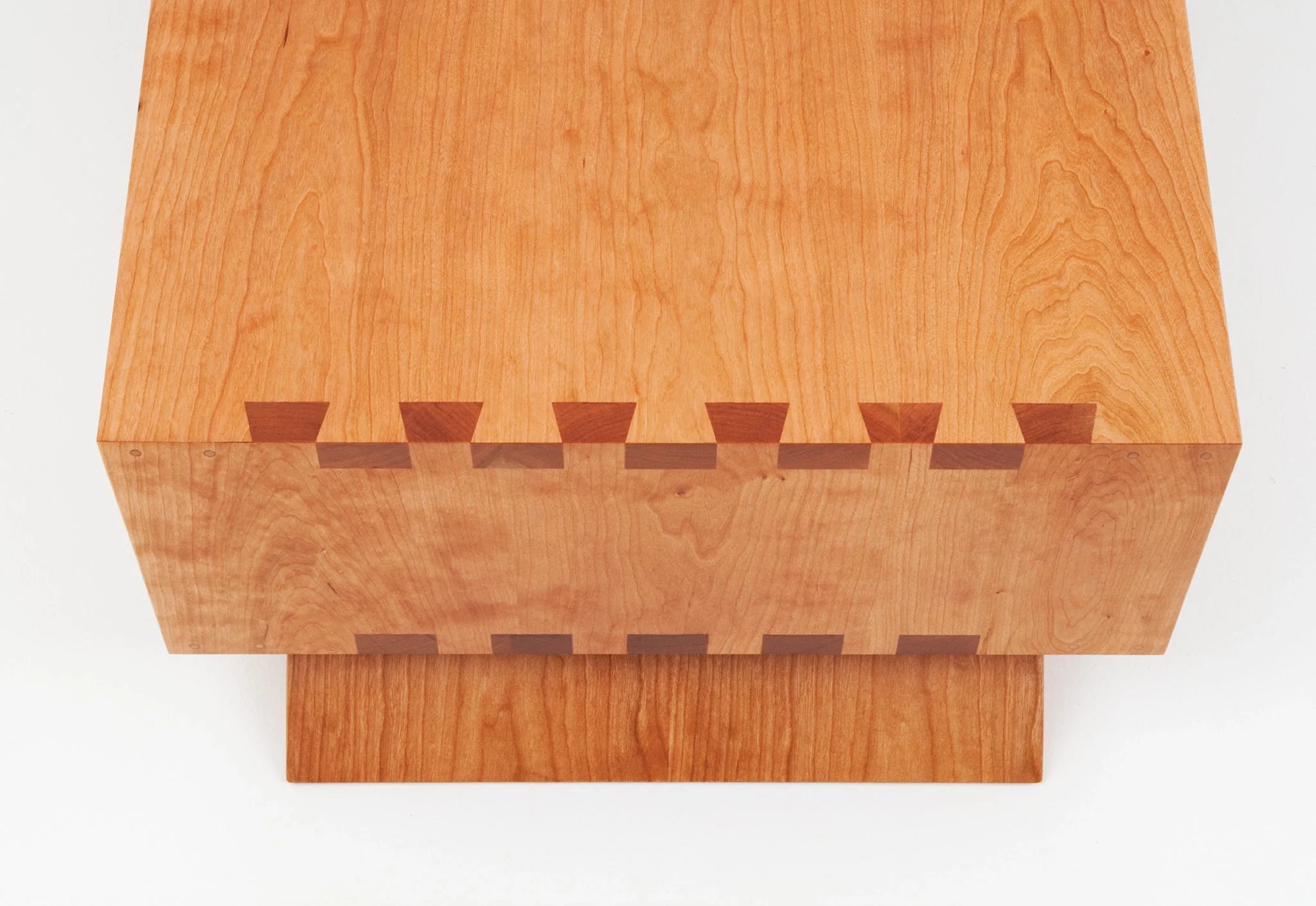Table basse - La table basse simple à quatre côtés est un support pratique pour vos lectures ou tout autre assortiment de