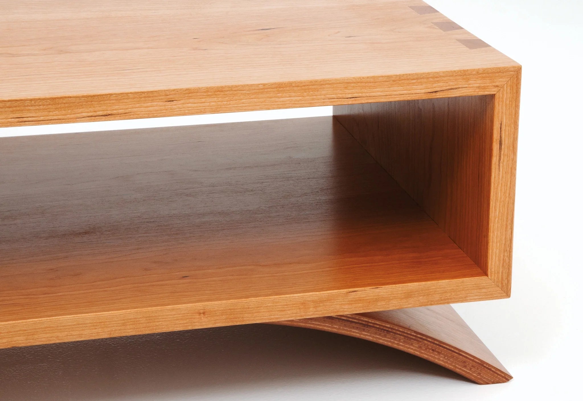 Table basse - La table basse simple à quatre côtés est un support pratique pour vos lectures ou tout autre assortiment de