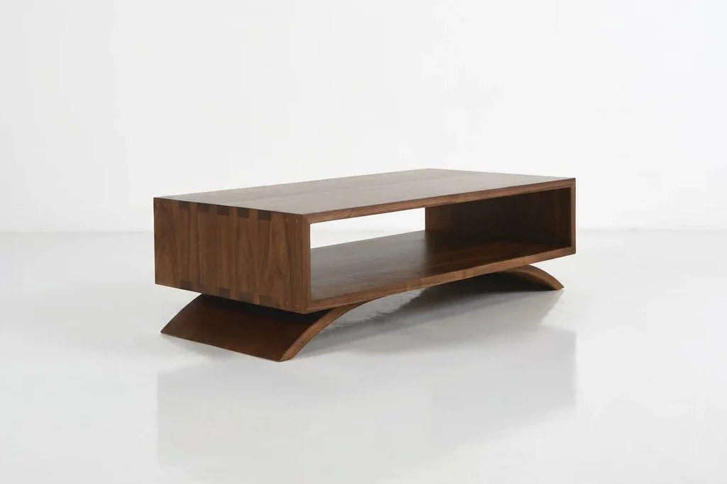 Table basse - La table basse simple à quatre côtés est un support pratique pour vos lectures ou tout autre assortiment de