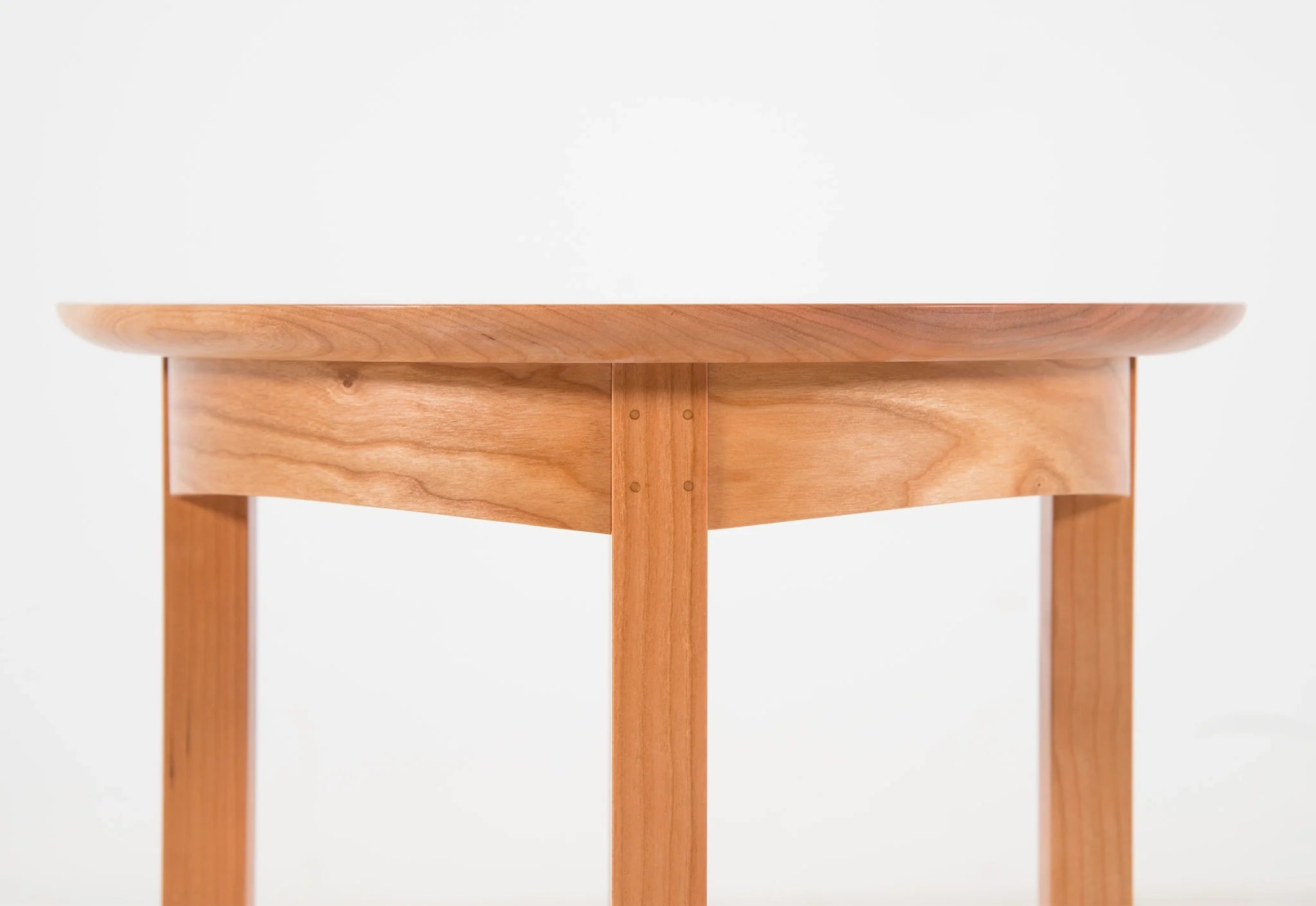 Table d'appoint Wing - Conçue avec la même ferveur et précision, la table peut s'intégrer avec élégance à côté du fauteuil Wing