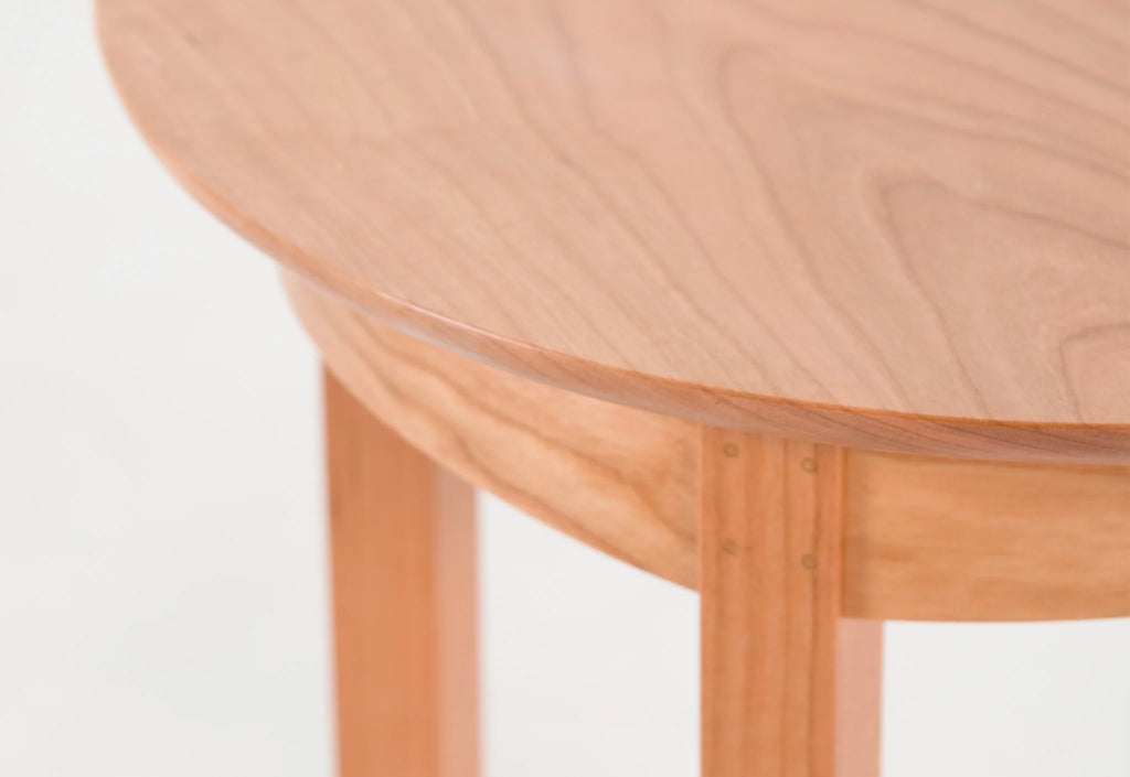 Table d'appoint Wing - Conçue avec la même ferveur et précision, la table peut s'intégrer avec élégance à côté du fauteuil Wing