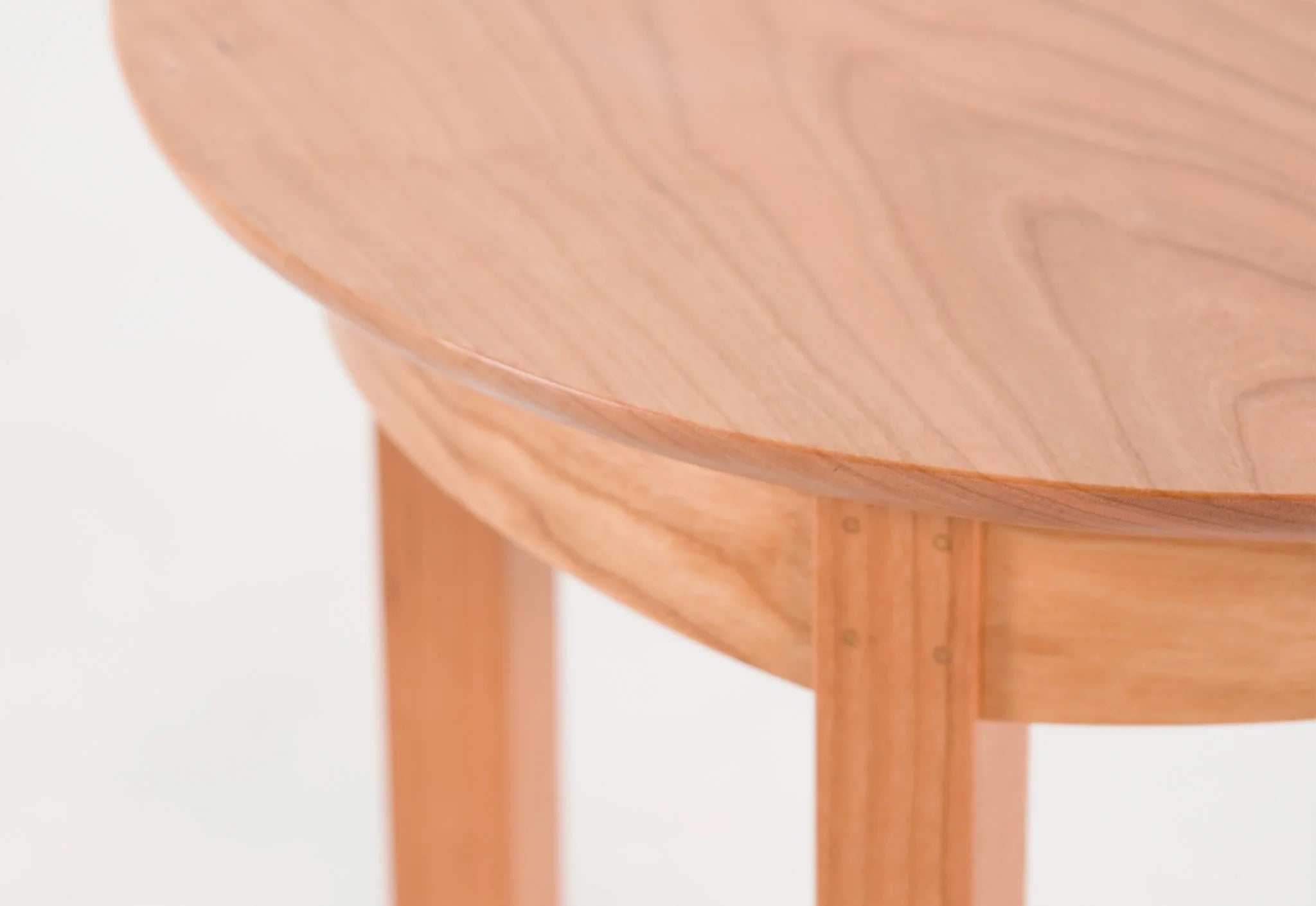 Table d'appoint Wing - Conçue avec la même ferveur et précision, la table peut s'intégrer avec élégance à côté du fauteuil Wing