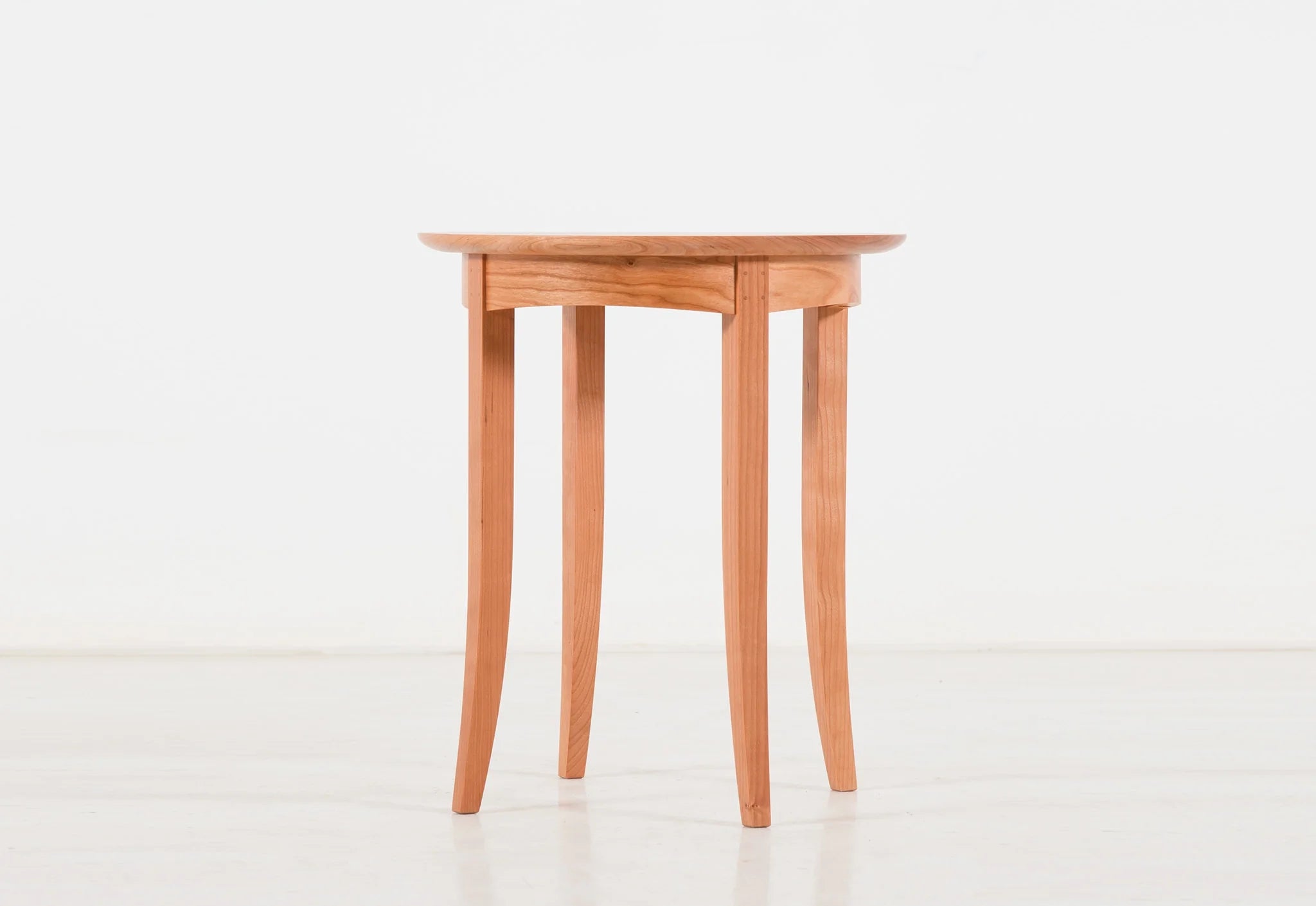 Table d'appoint Wing - Conçue avec la même ferveur et précision, la table peut s'intégrer avec élégance à côté du fauteuil Wing