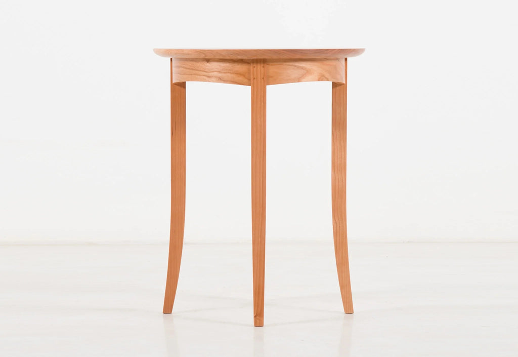 Table d'appoint Wing - Conçue avec la même ferveur et précision, la table peut s'intégrer avec élégance à côté du fauteuil Wing