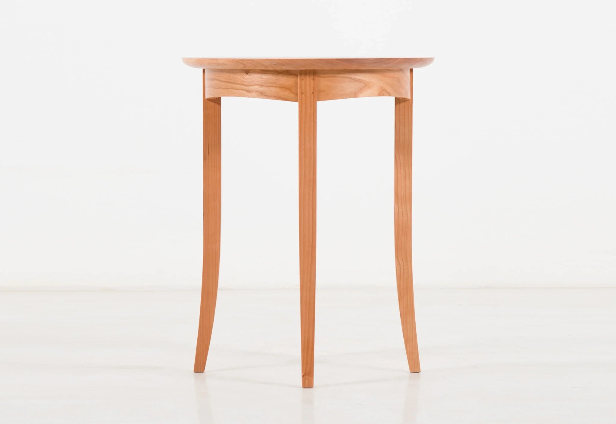 Table d'appoint Wing - Conçue avec la même ferveur et précision, la table peut s'intégrer avec élégance à côté du fauteuil Wing