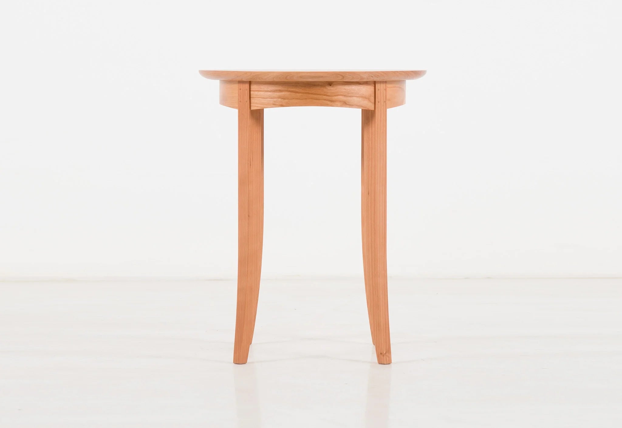 Table d'appoint Wing - Conçue avec la même ferveur et précision, la table peut s'intégrer avec élégance à côté du fauteuil Wing