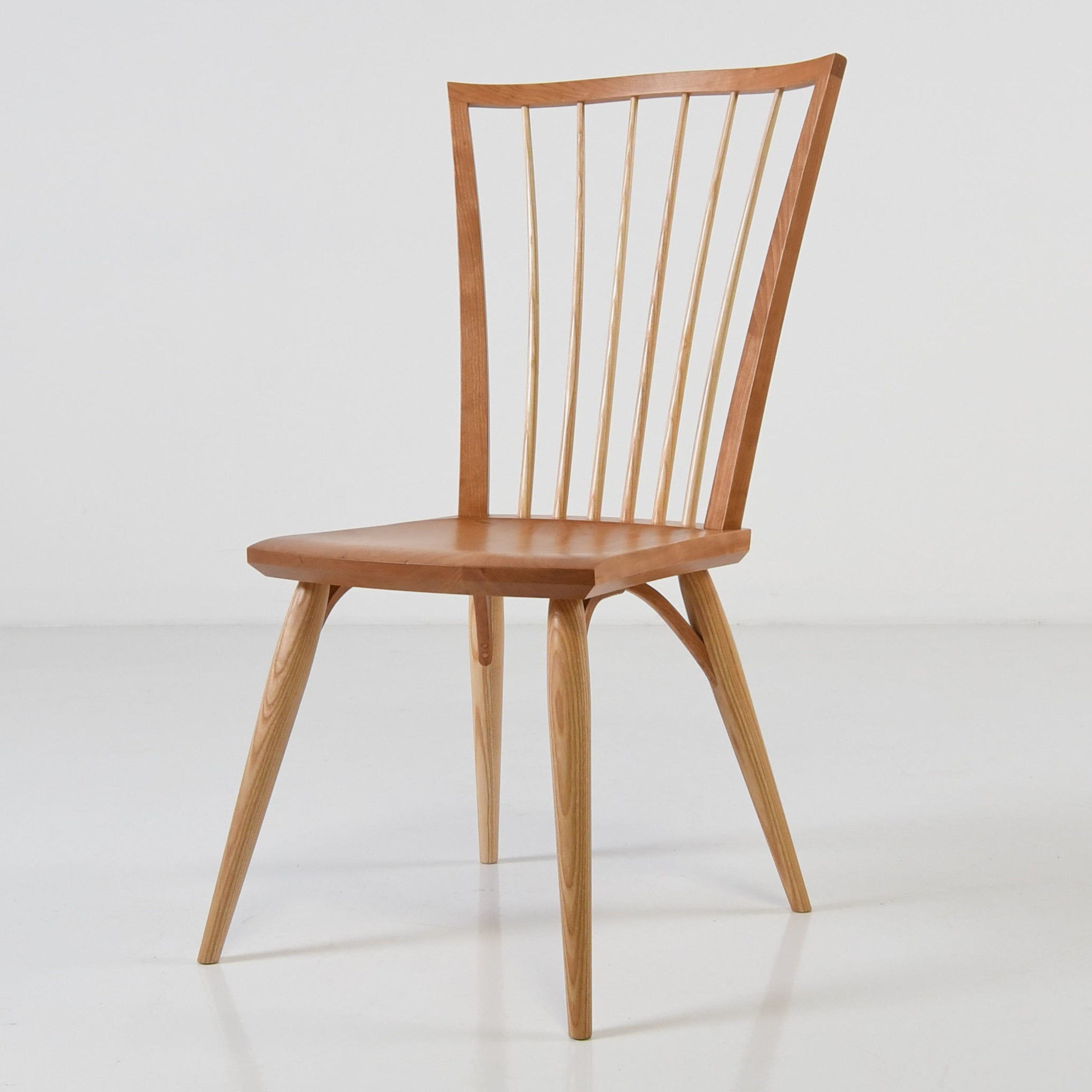 Chaise  - Dérivée avec audace de l'emblématique chaise Windsor anglaise, notre chaise trouve le parfait