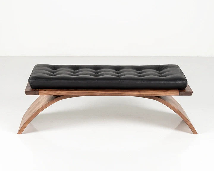 Banc de musée - Comme son travail, le banc fait plus avec moins, construit à partir de deux éléments simples et sophistiqués, et