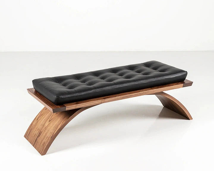 Banc de musée - Comme son travail, le banc fait plus avec moins, construit à partir de deux éléments simples et sophistiqués, et