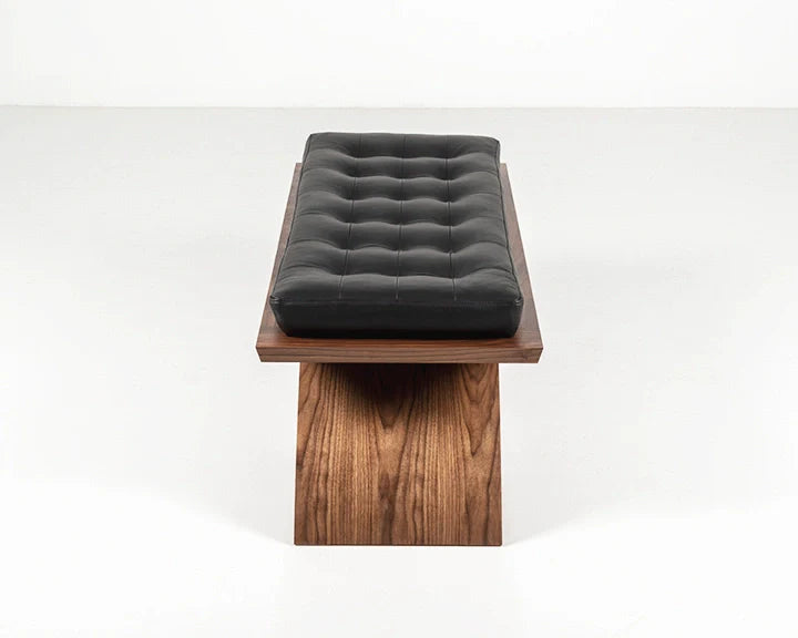 Banc de musée - Comme son travail, le banc fait plus avec moins, construit à partir de deux éléments simples et sophistiqués, et