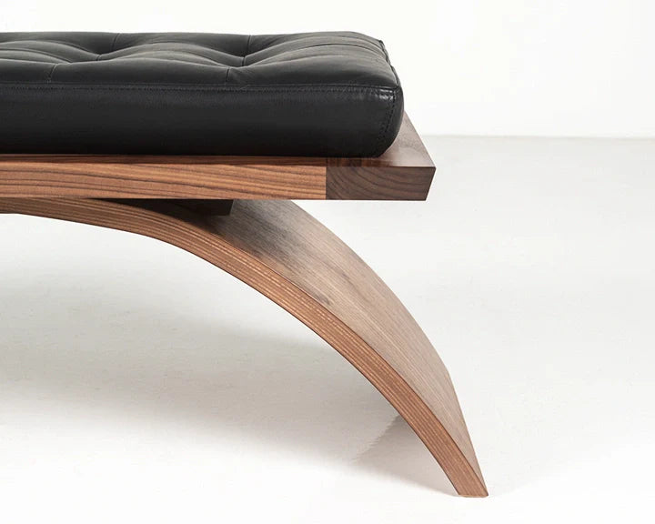 Banc de musée - Comme son travail, le banc fait plus avec moins, construit à partir de deux éléments simples et sophistiqués, et