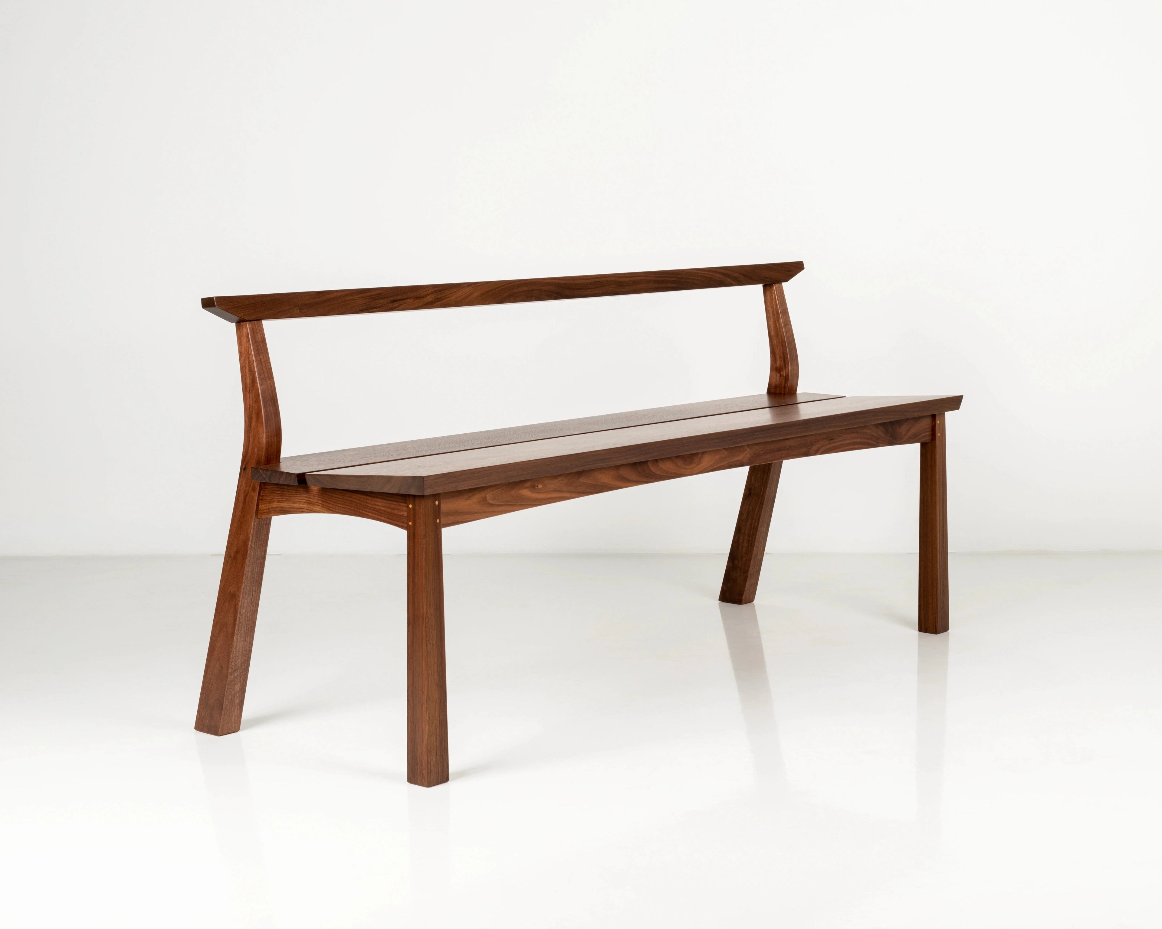 Banc - Tel un caractère calligraphique exprimé dans le bois, le banc ne cache pas son influence asiatique, avec