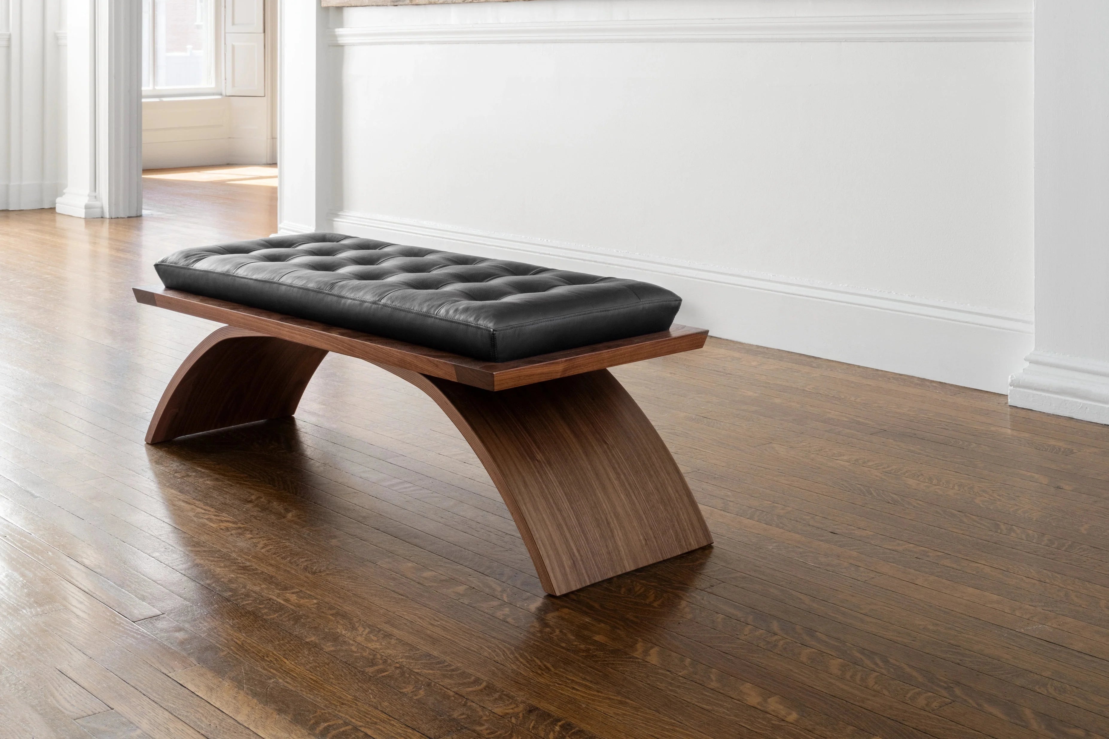 Banc de musée - Comme son travail, le banc fait plus avec moins, construit à partir de deux éléments simples et sophistiqués, et