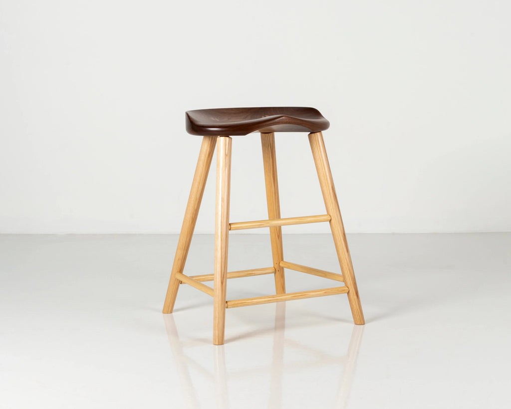 Tabouret Haut – Le Tabouret Haut s’inspire de la pureté et de l’austérité du travail traditionnel.