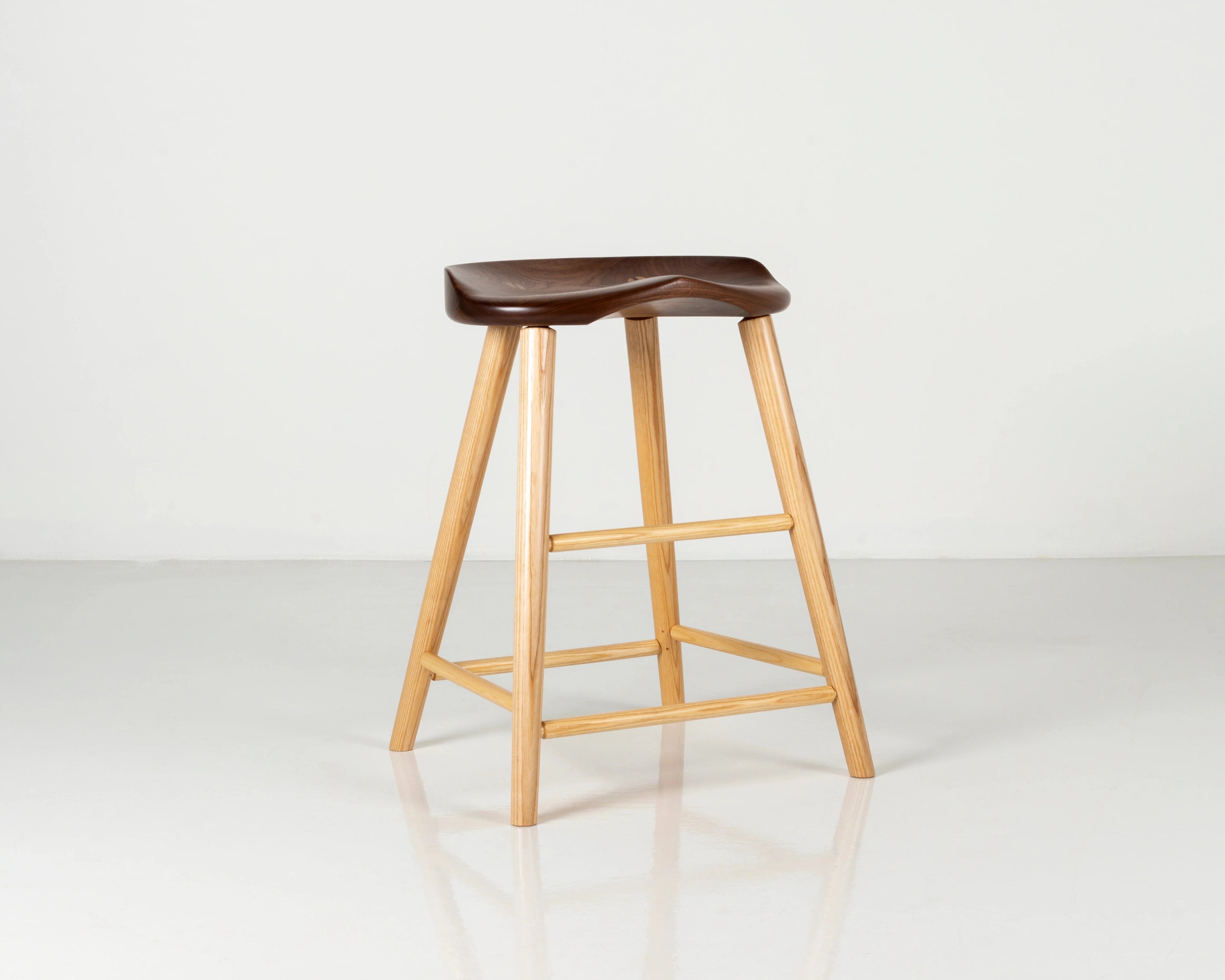 Tabouret Haut – Le Tabouret Haut s’inspire de la pureté et de l’austérité du travail traditionnel.