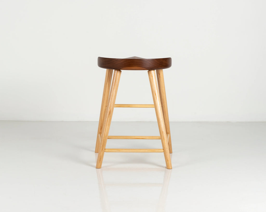 Tabouret Haut – Le Tabouret Haut s’inspire de la pureté et de l’austérité du travail traditionnel.