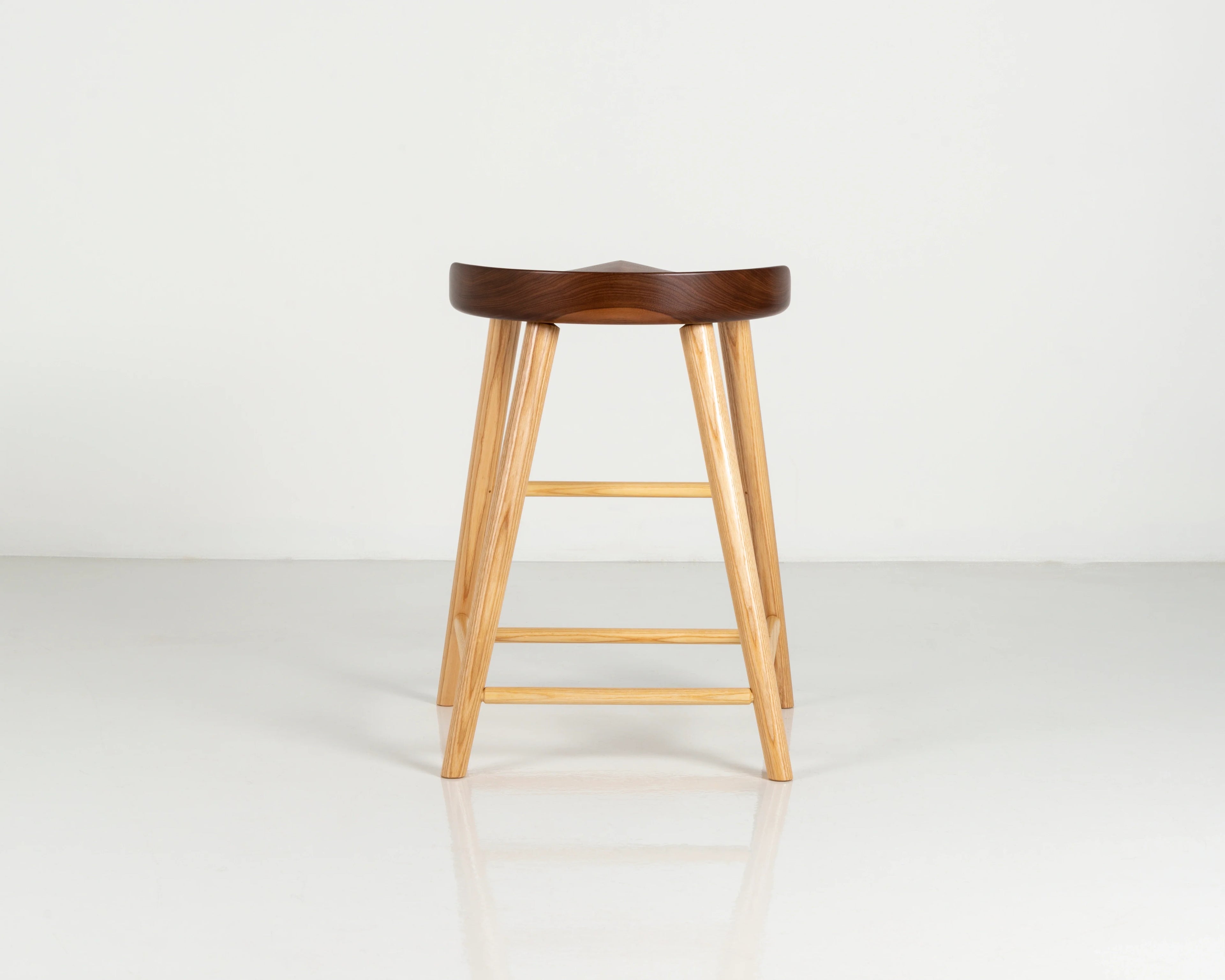 Tabouret Haut – Le Tabouret Haut s’inspire de la pureté et de l’austérité du travail traditionnel.