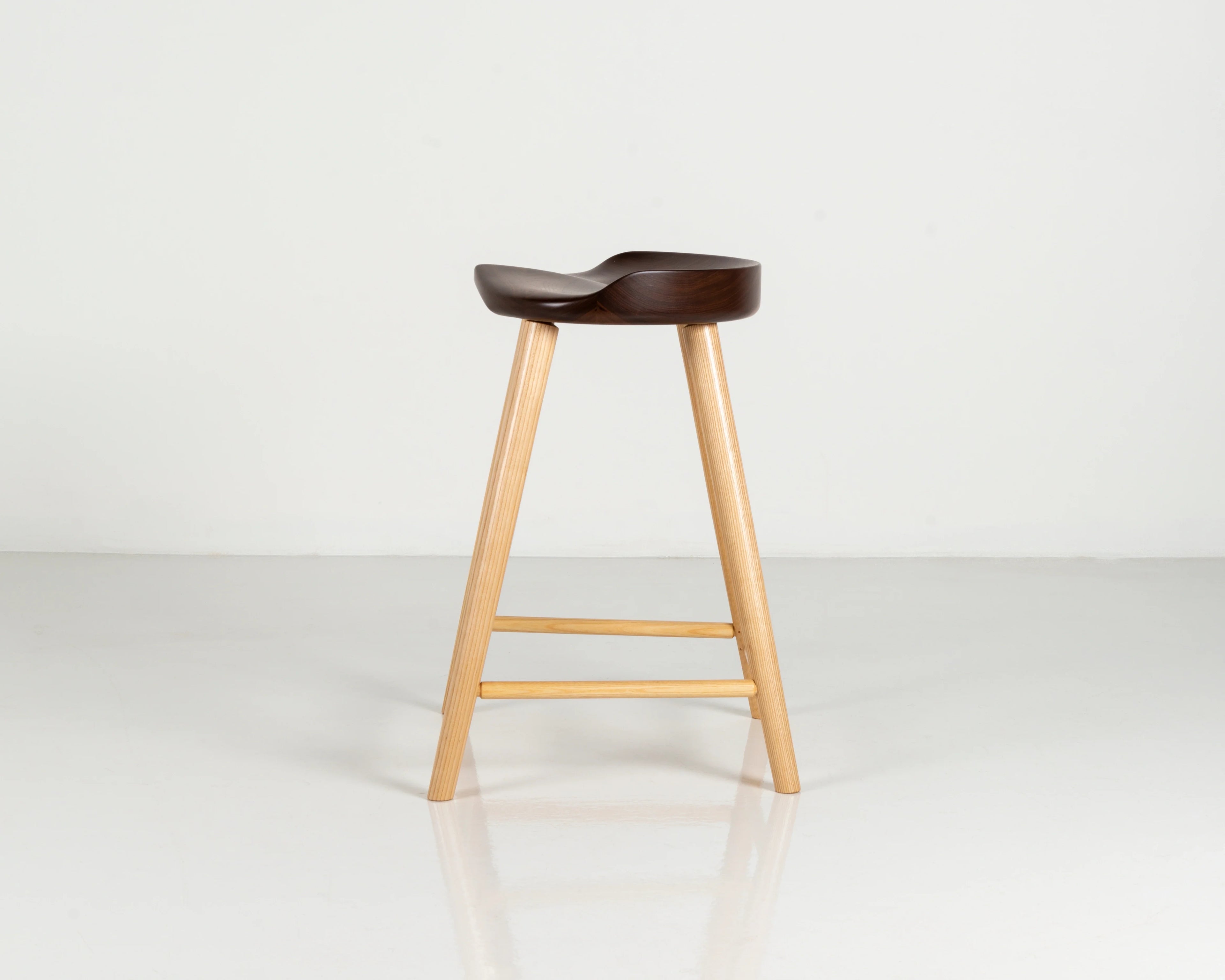 Tabouret Haut – Le Tabouret Haut s’inspire de la pureté et de l’austérité du travail traditionnel.