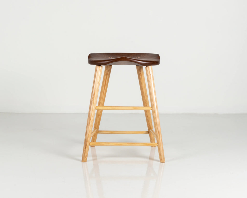 Tabouret Haut – Le Tabouret Haut s’inspire de la pureté et de l’austérité du travail traditionnel.