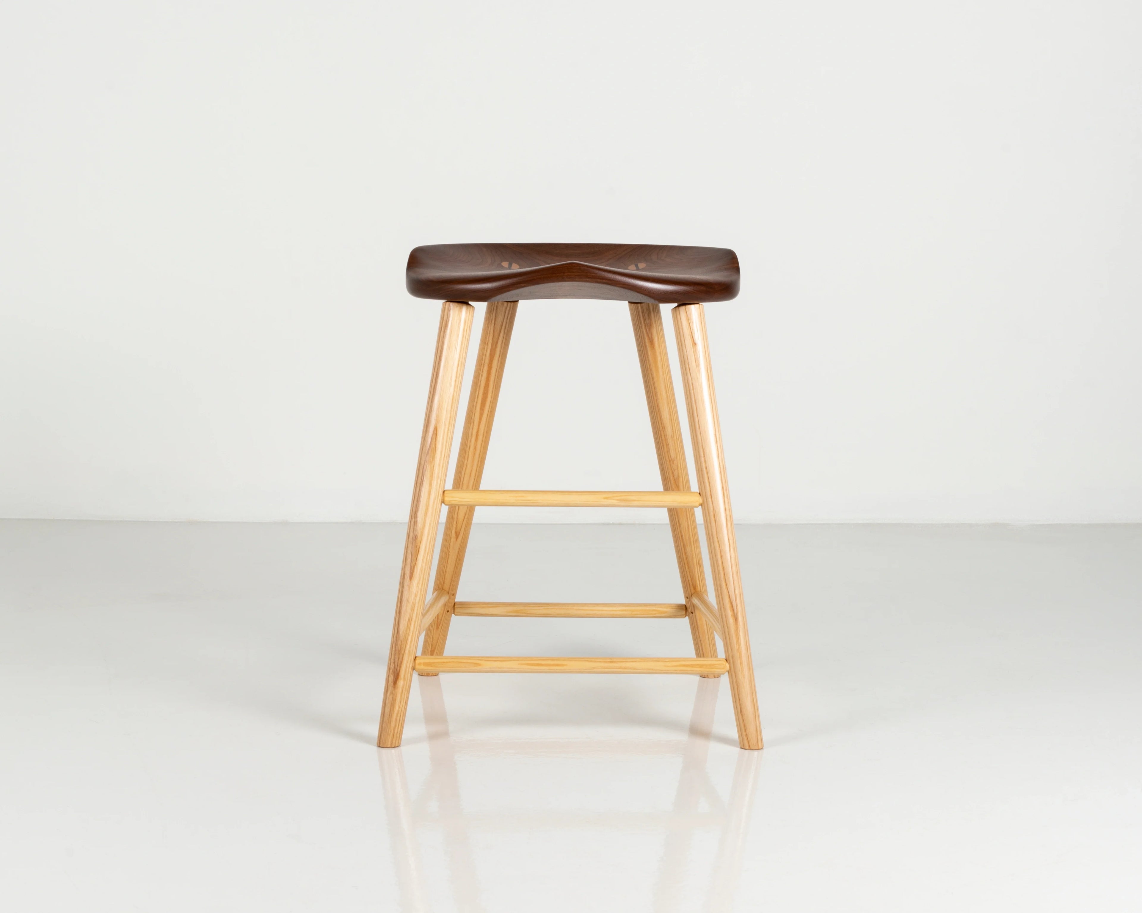 Tabouret Haut – Le Tabouret Haut s’inspire de la pureté et de l’austérité du travail traditionnel.